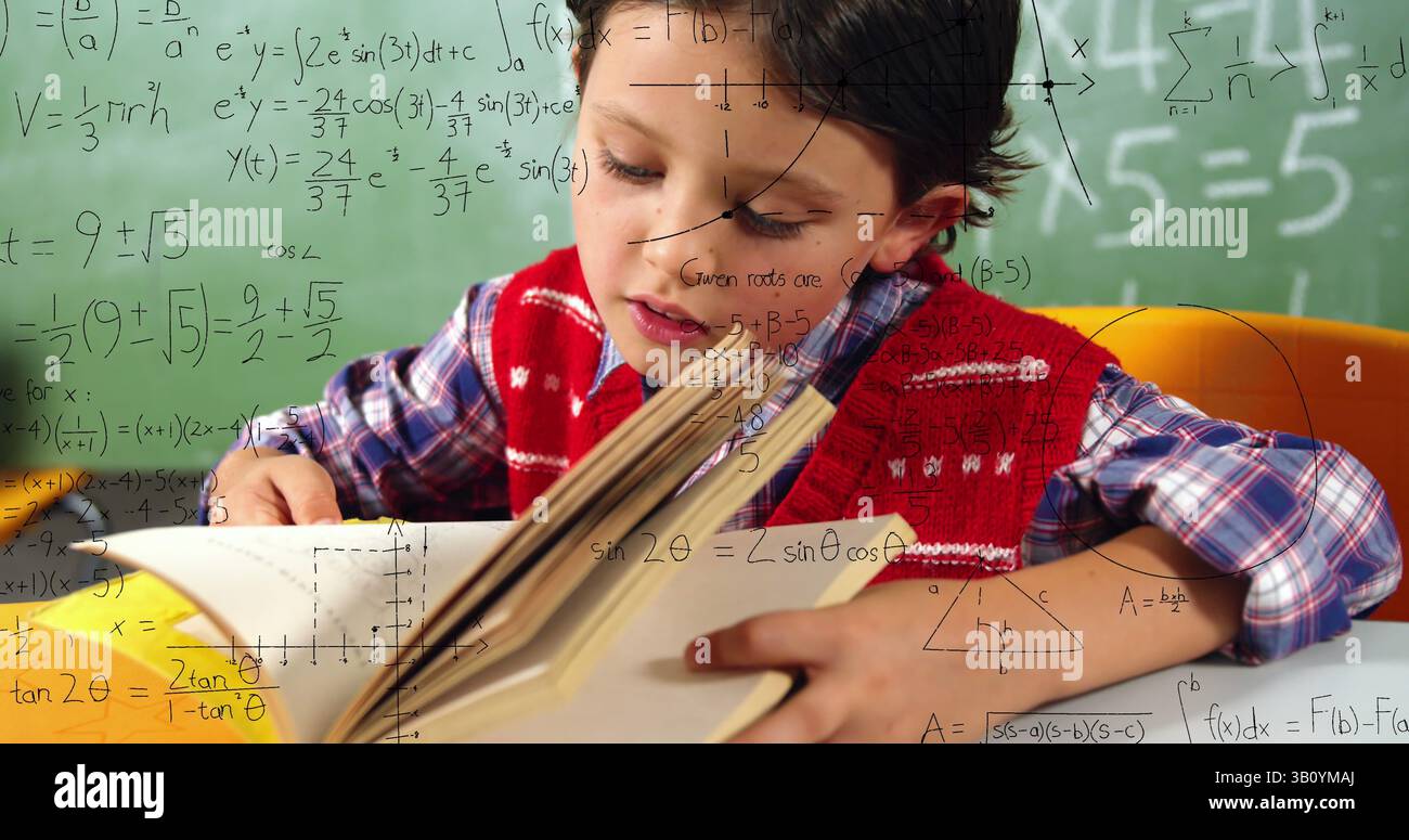 Immagine di formule matematiche su ragazzi caucasici concentrati che imparano a scuola Foto Stock