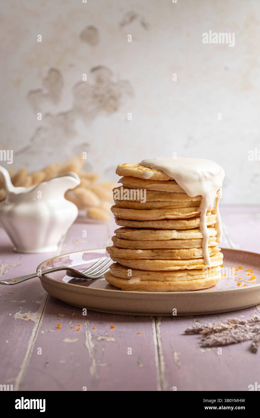 Pila di pancake con mascarpone e salsa d'arancia Foto Stock