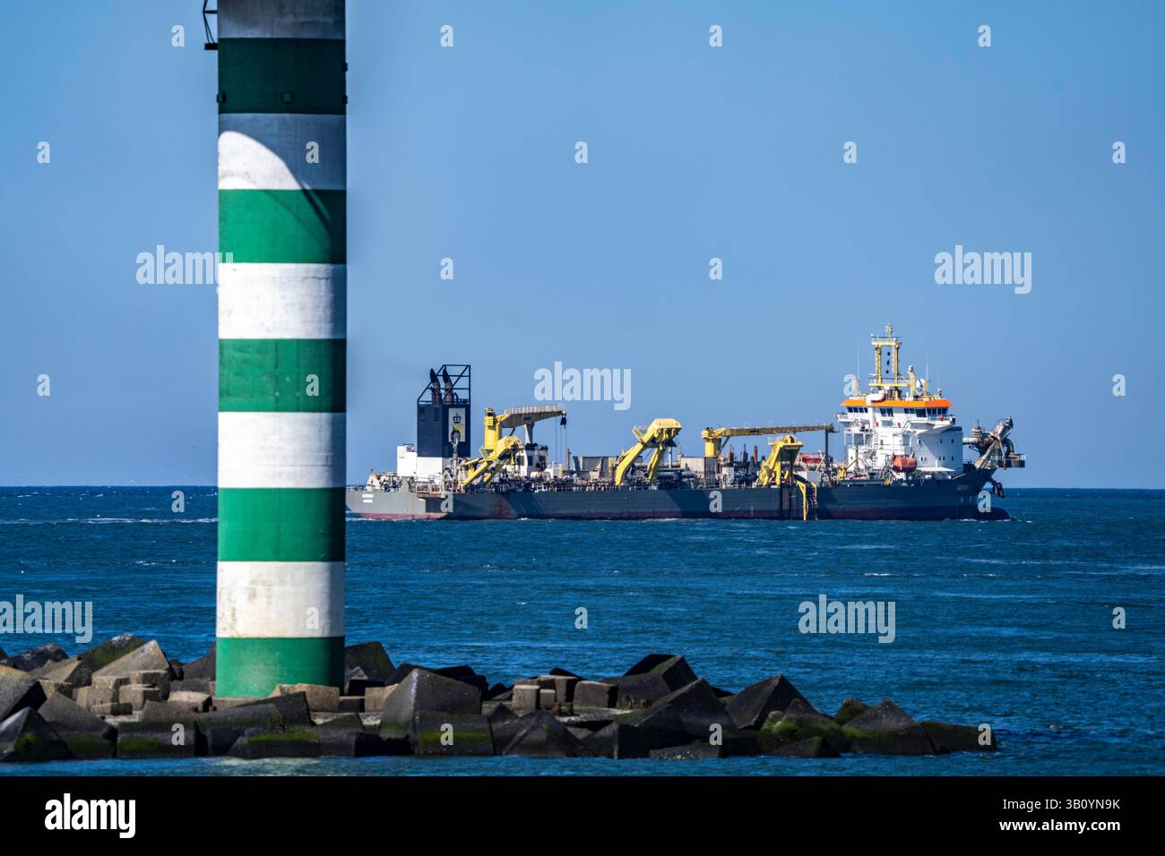 Dredger Gateway draga il canale di navigazione e il fairway di fronte al porto di Rotterdam Maasvlakte2, Paesi Bassi. Foto Stock