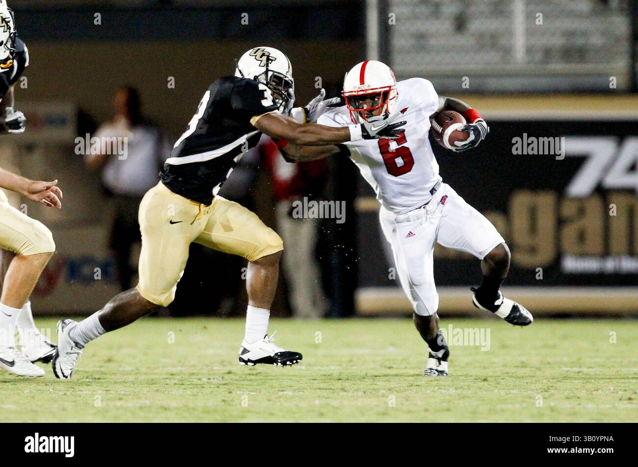 11 settembre 2010: Il wide receiver dello stato del North Carolina T.J. Graham (6) durante la partita di football della NCAA tra il North Carolina State Wolfpack e i Central Florida Knights. NC State sconfisse Central Florida 28-21al Bright House Network Stadium di Orlando, Florida. (Immagine di credito: © Romeo Guzman/Cal Sport Media/ZUMApress.com) Foto Stock