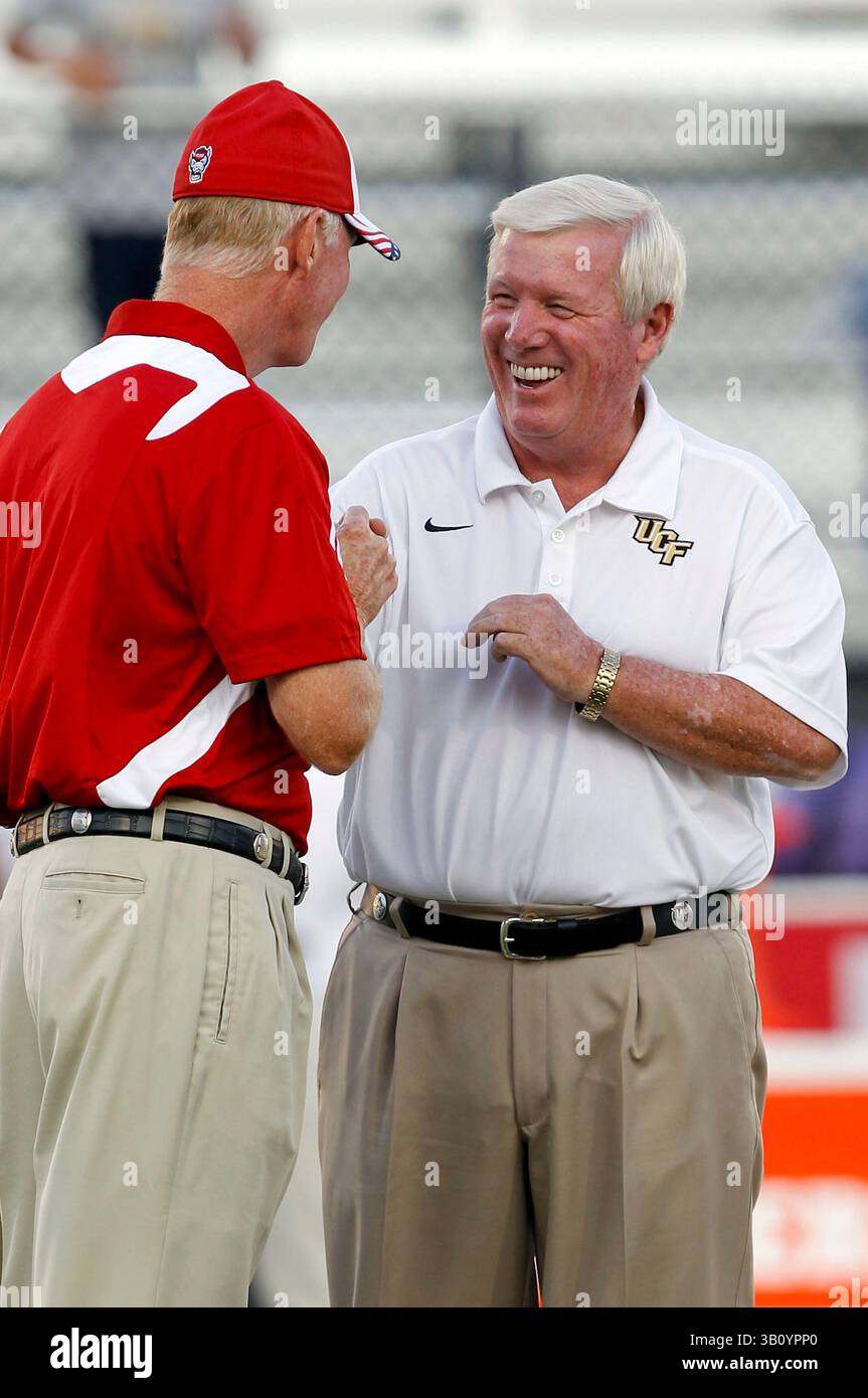 11 settembre 2010: Capo allenatore dello stato del North Carolina Tom o'Brien (L) e capo allenatore dell'UCF George o'Leary prima dell'inizio della partita di calcio NCAA tra North Carolina State Wolfpack e Central Florida Knights. NC State sconfisse Central Florida 28-21al Bright House Network Stadium di Orlando, Florida. (Immagine di credito: © Romeo Guzman/Cal Sport Media/ZUMApress.com) Foto Stock