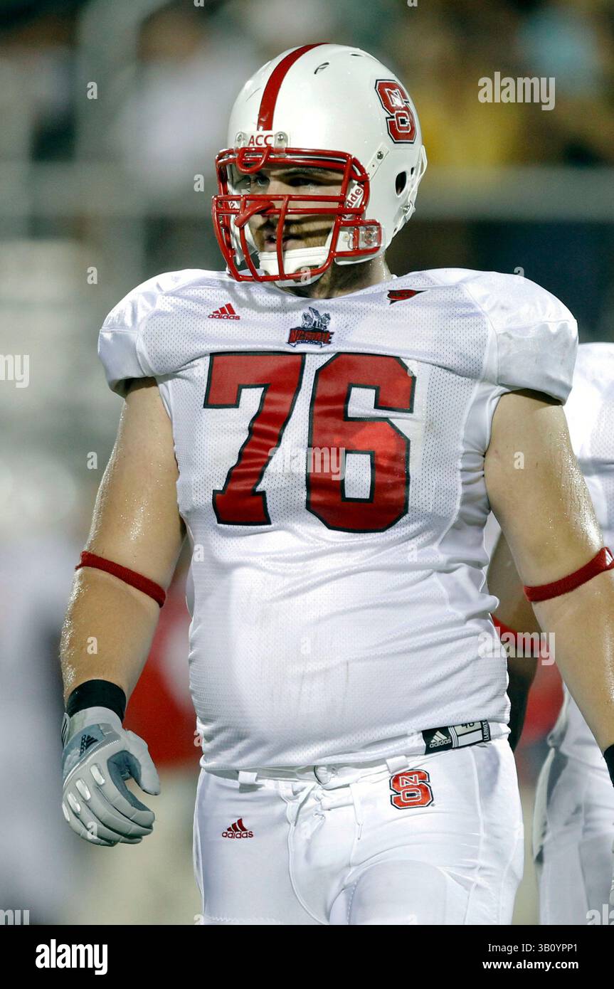 11 settembre 2010: North Carolina State Tackle Mikel Overgaard (76) durante la partita di football NCAA tra North Carolina State Wolfpack e Central Florida Knights. NC State sconfisse Central Florida 28-21al Bright House Network Stadium di Orlando, Florida. (Immagine di credito: © Romeo Guzman/Cal Sport Media/ZUMApress.com) Foto Stock