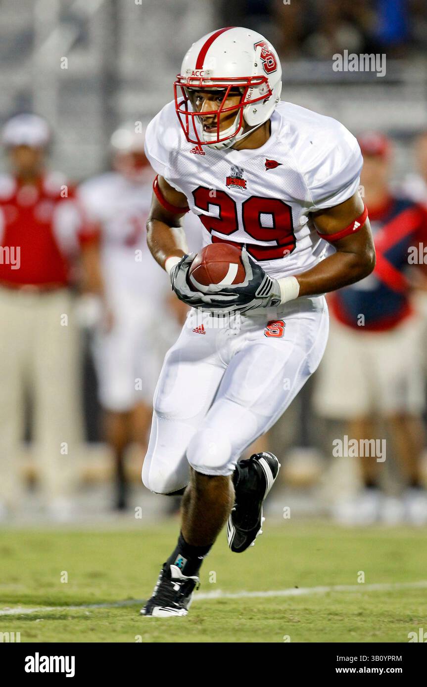 11 settembre 2010: Il running back Dean Haynes (29) dello stato della Carolina del Nord durante la partita di football NCAA tra il North Carolina State Wolfpack e i Central Florida Knights. NC State sconfisse Central Florida 28-21al Bright House Network Stadium di Orlando, Florida. (Immagine di credito: © Romeo Guzman/Cal Sport Media/ZUMApress.com) Foto Stock