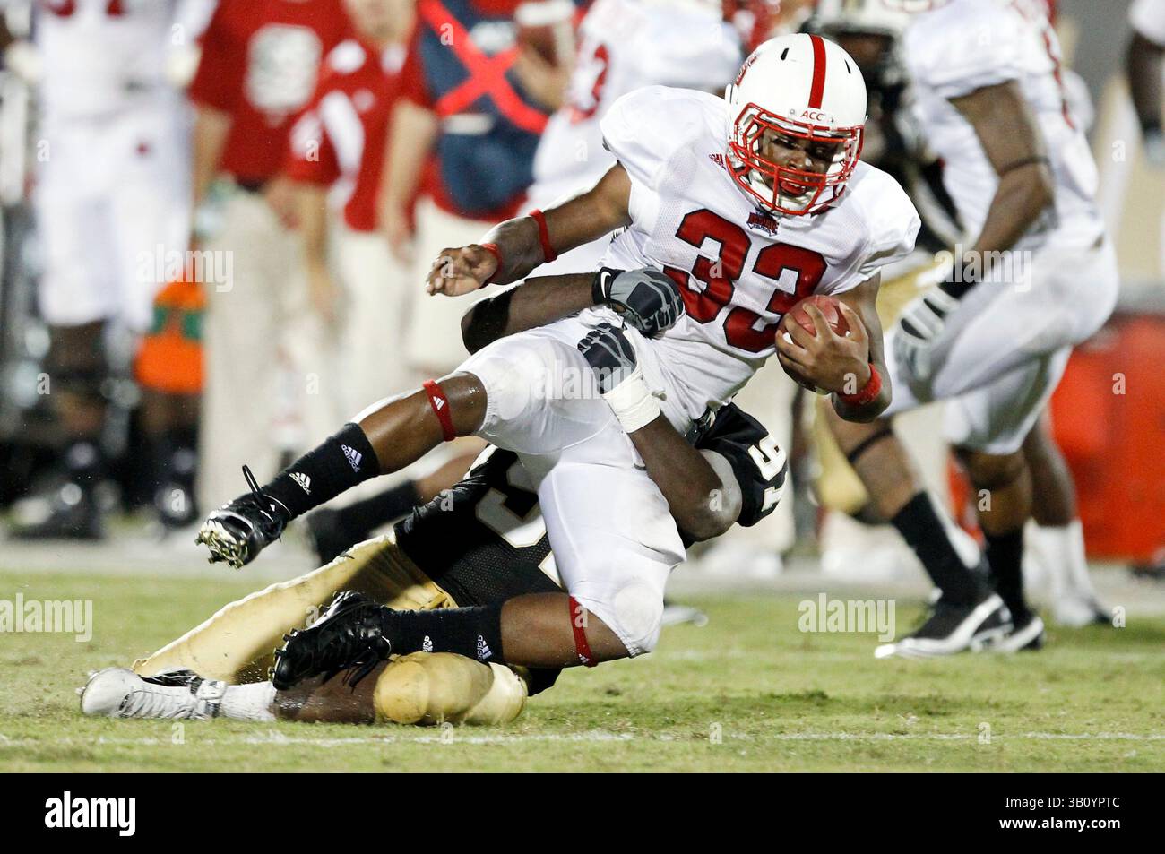11 settembre 2010: Il running back della North Carolina State Mustafa Greene (33) placcato dal defensive lineman della UCF Victor Gray (91) durante la partita di football NCAA tra North Carolina State Wolfpack e Central Florida Knights. NC State sconfisse Central Florida 28-21al Bright House Network Stadium di Orlando, Florida. (Immagine di credito: © Romeo Guzman/Cal Sport Media/ZUMApress.com) Foto Stock