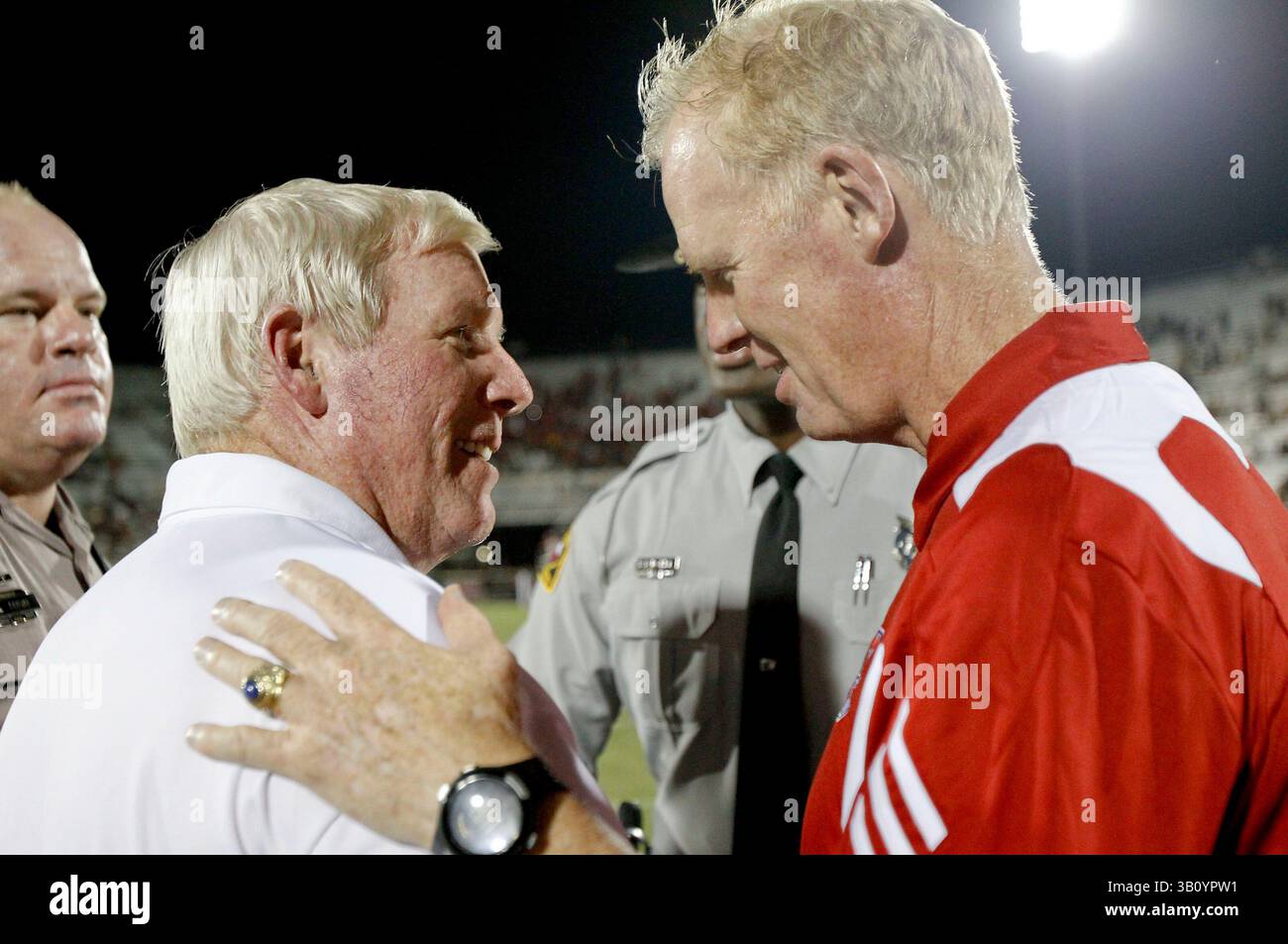 11 settembre 2010: Il capo allenatore dell'UCF George o'Leary (L) e il capo allenatore dello stato del North Carolina Tom o'Brien si incontrano dopo una partita di football della NCAA tra il North Carolina State Wolfpack e i Central Florida Knights. NC State sconfisse Central Florida 28-21al Bright House Network Stadium di Orlando, Florida. (Immagine di credito: © Romeo Guzman/Cal Sport Media/ZUMApress.com) Foto Stock