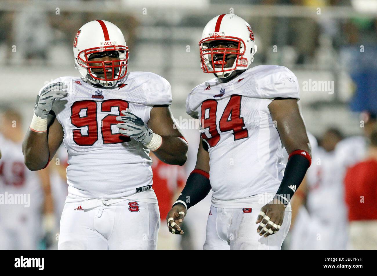 11 settembre 2010: Il defensive end dello stato del North Carolina Darryl Cato-Bishop (92) e il defensive end dello stato del North Carolina Michael Lemon (94) durante la partita di football NCAA tra il North Carolina State Wolfpack e i Central Florida Knights. NC State sconfisse Central Florida 28-21al Bright House Network Stadium di Orlando, Florida. (Immagine di credito: © Romeo Guzman/Cal Sport Media/ZUMApress.com) Foto Stock