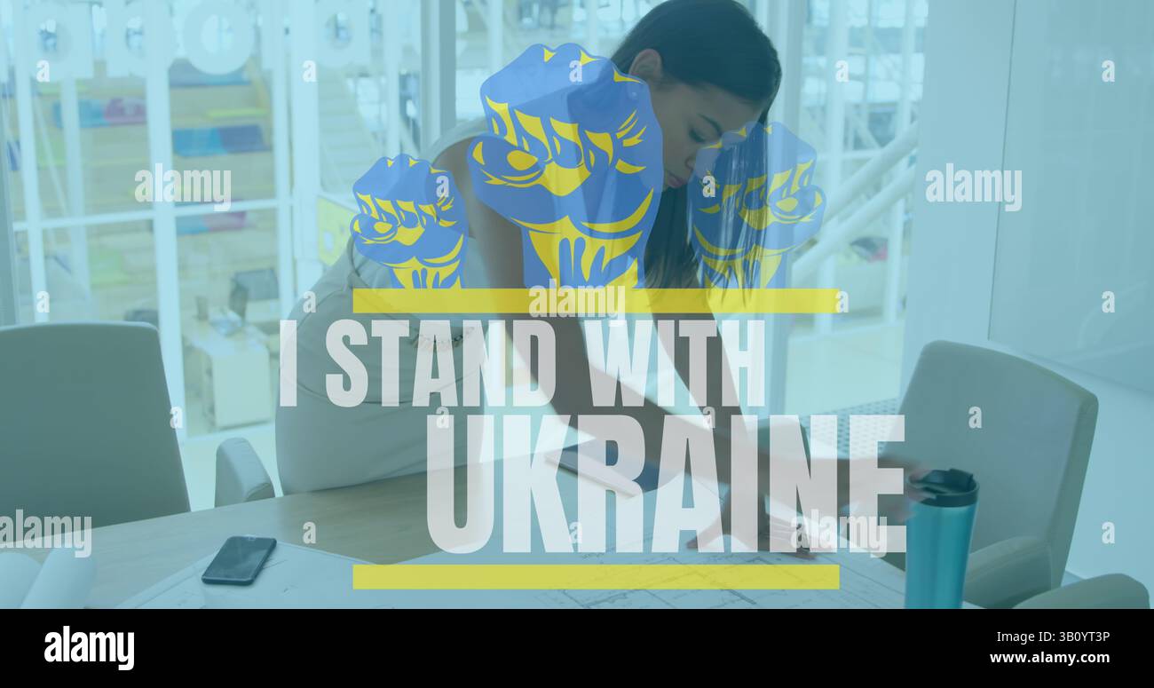 Immagine di me stare con il testo ucraina su una donna d'affari birazziale Foto Stock