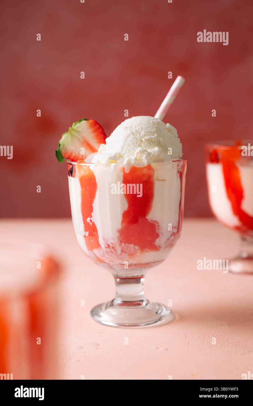 frullato alla vaniglia con le fragole Foto Stock
