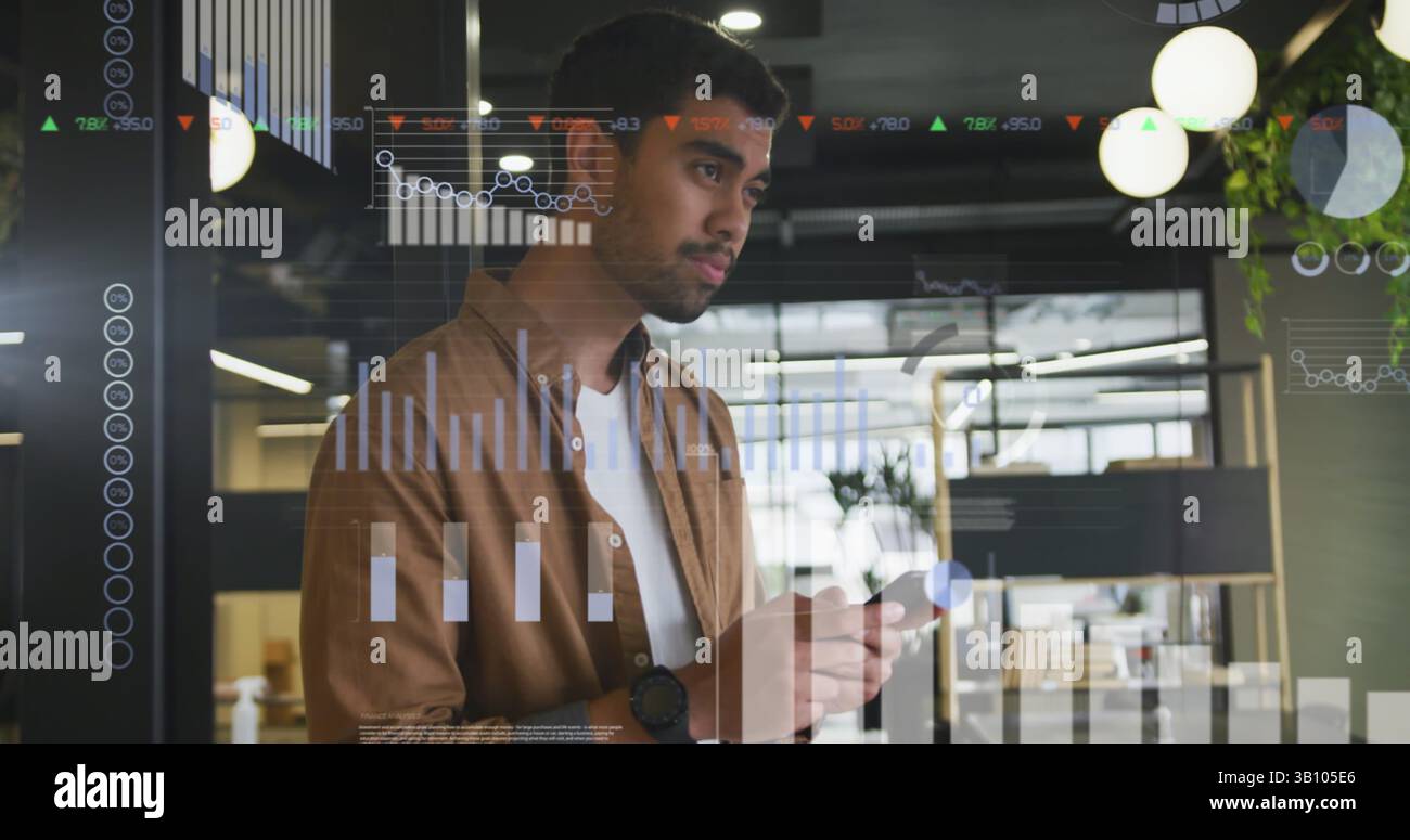 Elaborazione dei dati statistici e del mercato azionario contro l'uomo ispanico che utilizza lo smartphone in ufficio Foto Stock