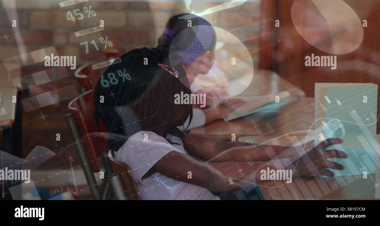 Elaborazione di dati statistici contro una ragazza afroamericana che studia a scuola Foto Stock