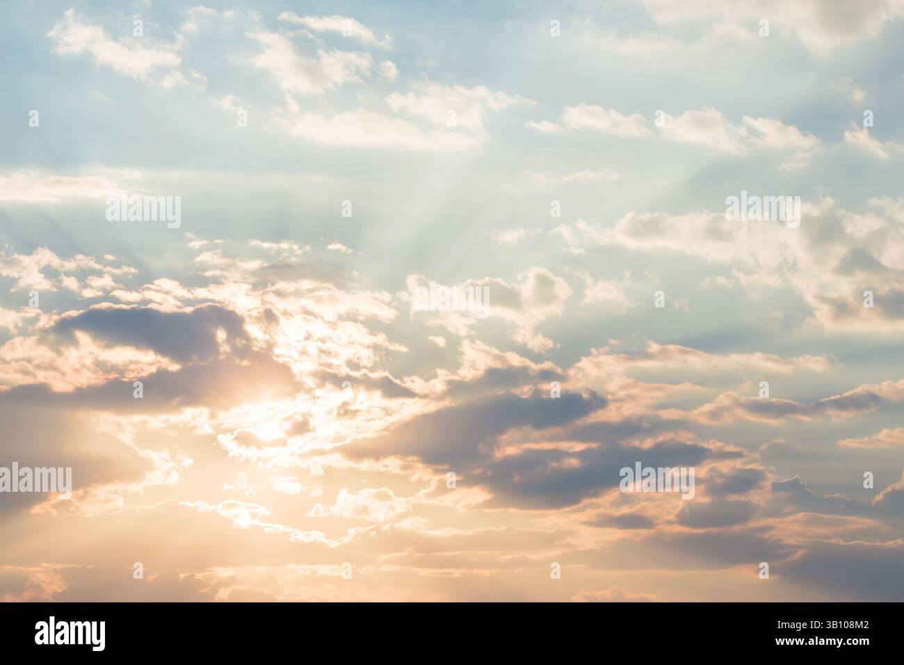 nuvole sul cielo al tramonto. sfondo spettacolare alla luce della sera Foto Stock