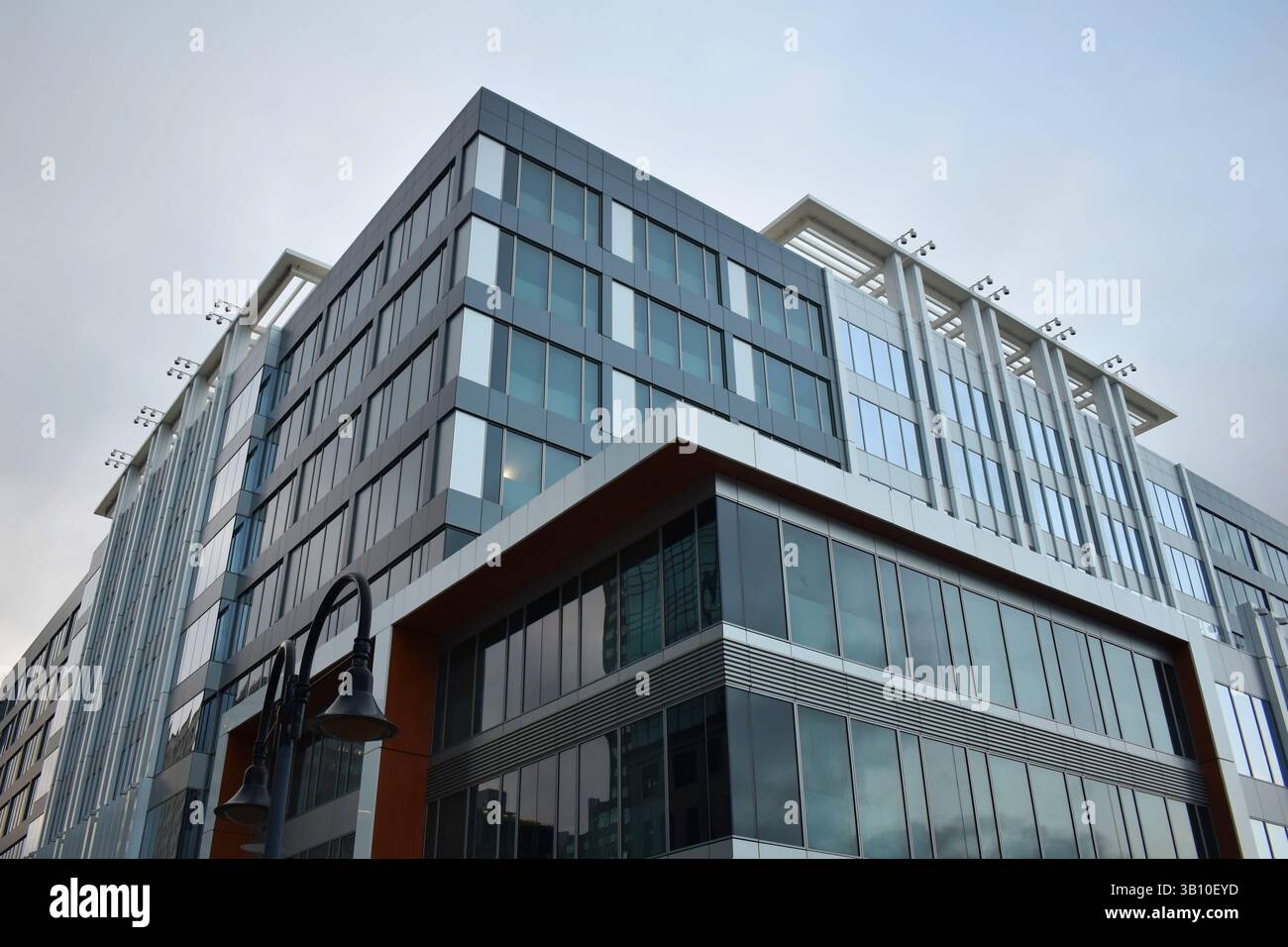 Alti edifici di uffici moderni nel centro finanziario urbano Foto Stock