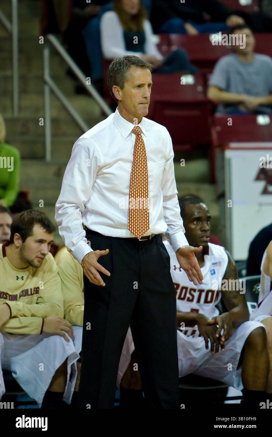 12 novembre 2010: Il capo-allenatore dei Boston College Eagles Steve Donahue guarda la partita al Conte Forum di Chestnut Hill, Massachusetts. Il Boston College ha sconfitto St. Francis (NY) 79-49.(Credit Image: © Anthony Nesmith/Cal Sport Media/ZUMApress.com) Foto Stock