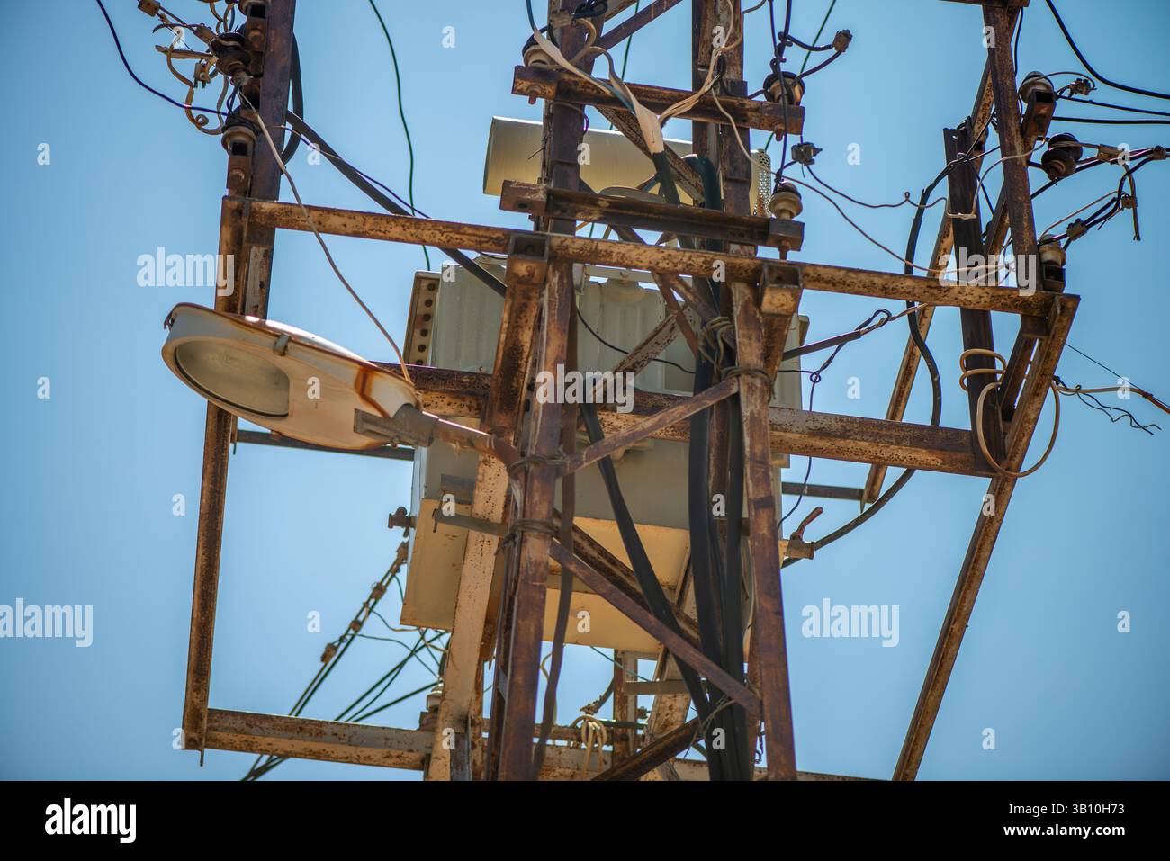 Una scena vibrante che cattura l'energia elettrica della vita urbana: Le luci luminose della città si intrecciano con una rete di cavi sospesi nel cielo notturno. Foto Stock