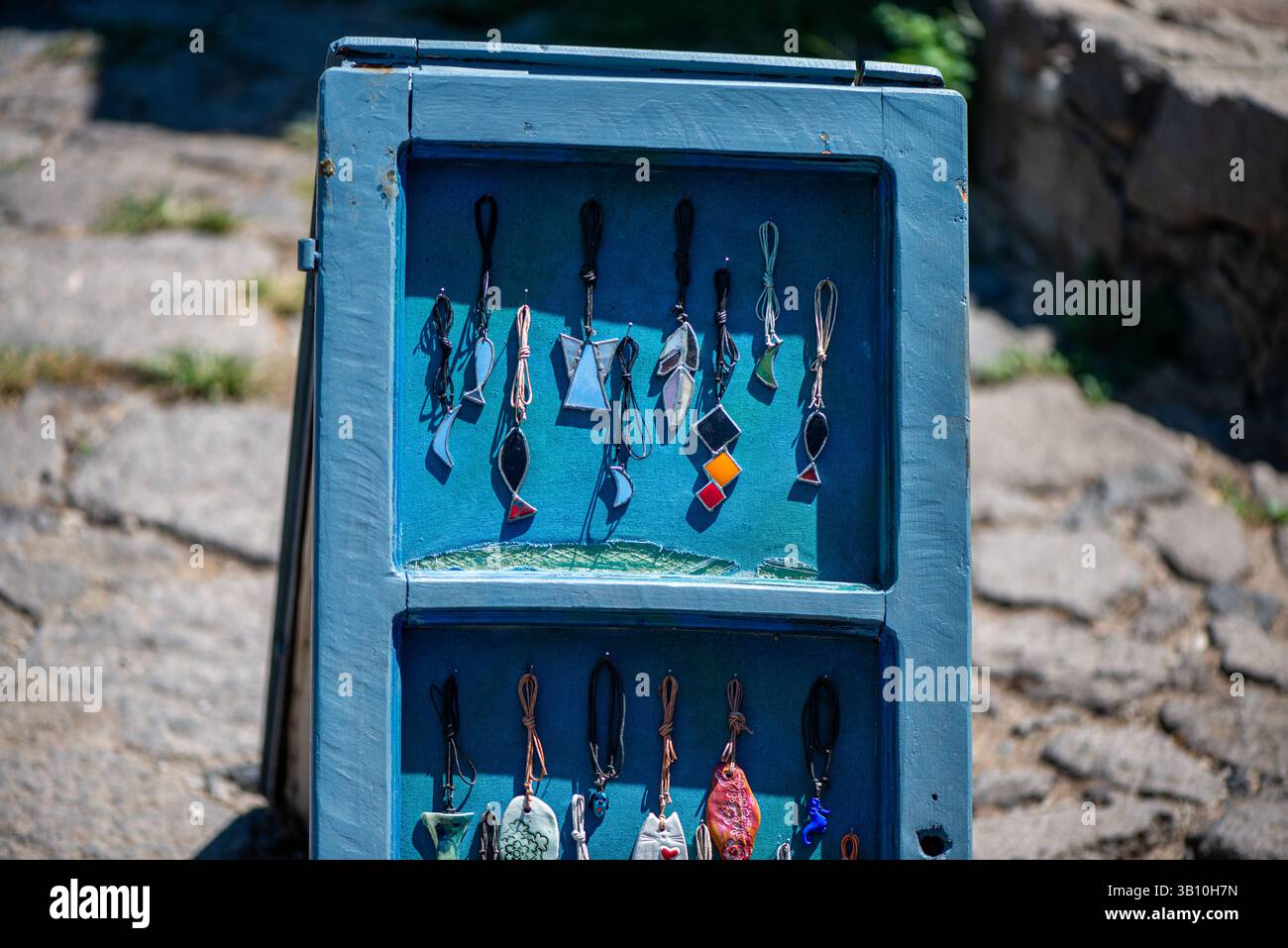 Un'accattivante esposizione di antiche collane mediorientali con intricati lavori in metallo, pietre preziose e motivi tradizionali, che riflettono la ricca cultura Foto Stock