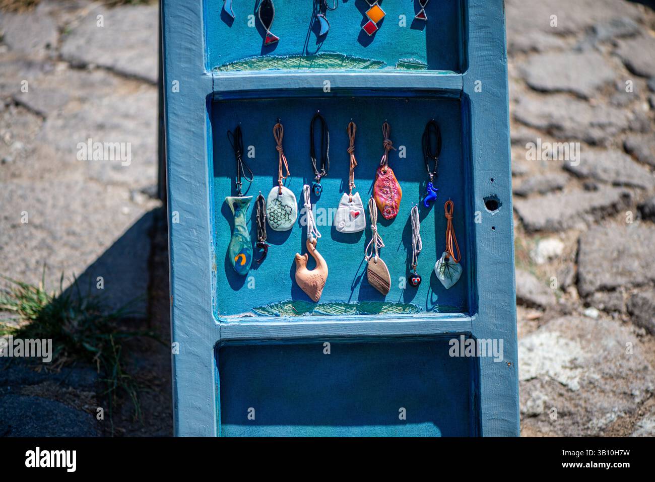 Un'accattivante esposizione di antiche collane mediorientali con intricati lavori in metallo, pietre preziose e motivi tradizionali, che riflettono la ricca cultura Foto Stock