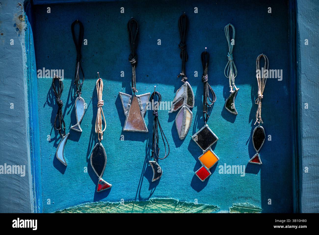 Un'accattivante esposizione di antiche collane mediorientali con intricati lavori in metallo, pietre preziose e motivi tradizionali, che riflettono la ricca cultura Foto Stock