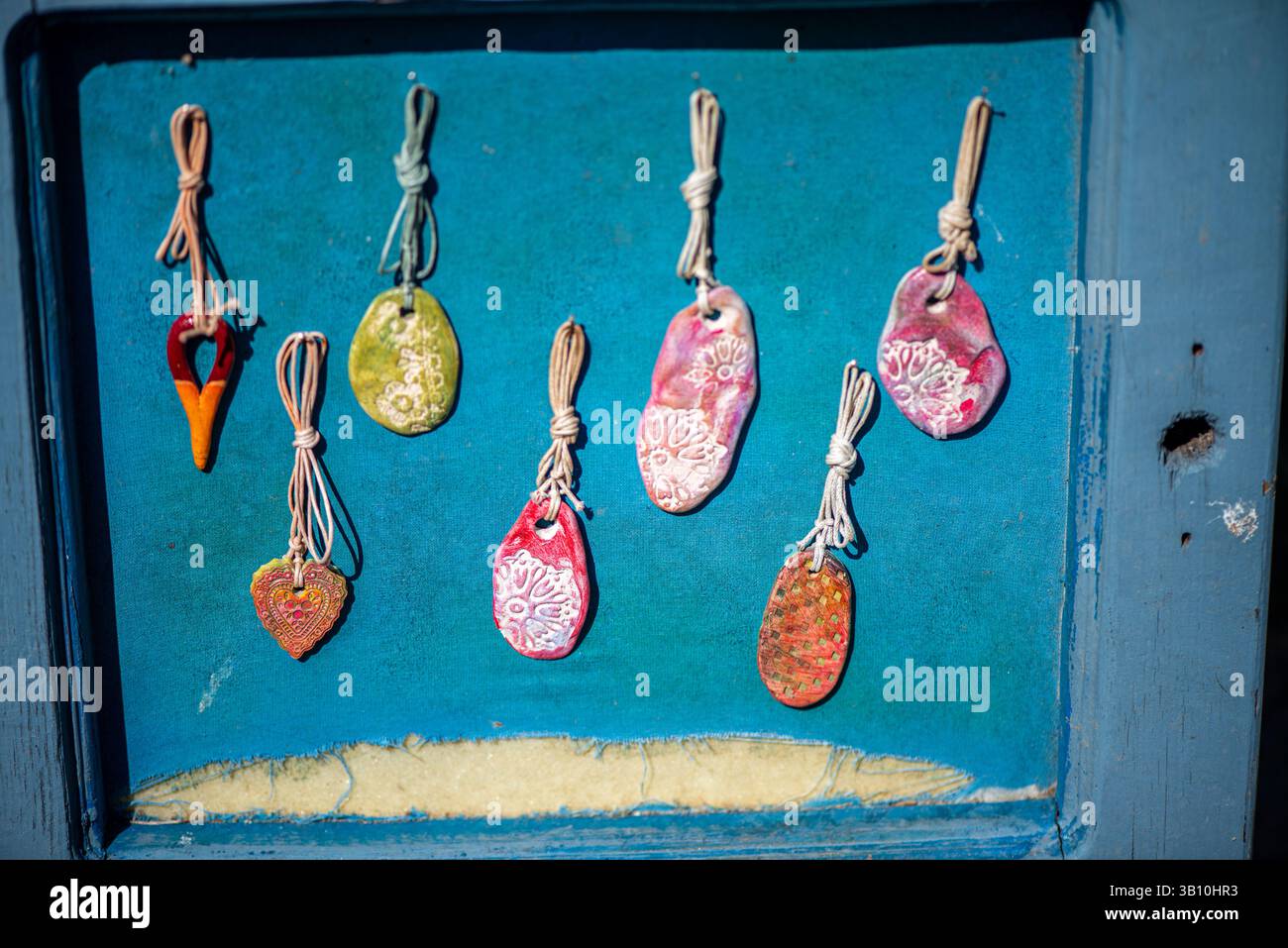 Un'accattivante esposizione di antiche collane mediorientali con intricati lavori in metallo, pietre preziose e motivi tradizionali, che riflettono la ricca cultura Foto Stock