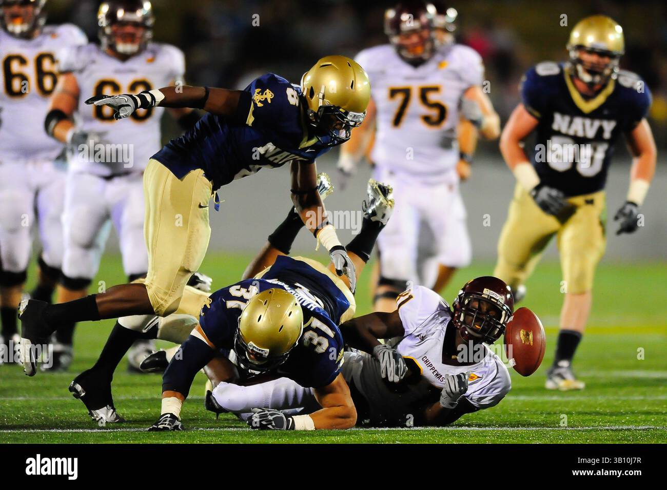 13 novembre 2010: Il WR del Michigan centrale Jerry Harris (81) lancia la palla durante il match tra il Central Michigan Chippewas e i Navy Midshipmen al Navy-Marine Corp Stadium di Annapolis, MD. La Marina ha sconfitto Central Michigan 38-37. (Credit Image: © John Middlebrook/Cal Sport Media/ZUMApress.com) Foto Stock