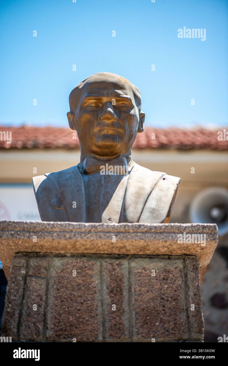 Una visione rispettosa e simbolica dell’effigie di Mustafa Kemal Atatürk posta di fronte a una scuola elementare, che riflette il suo ruolo nel plasmare l’educazione moderna Foto Stock