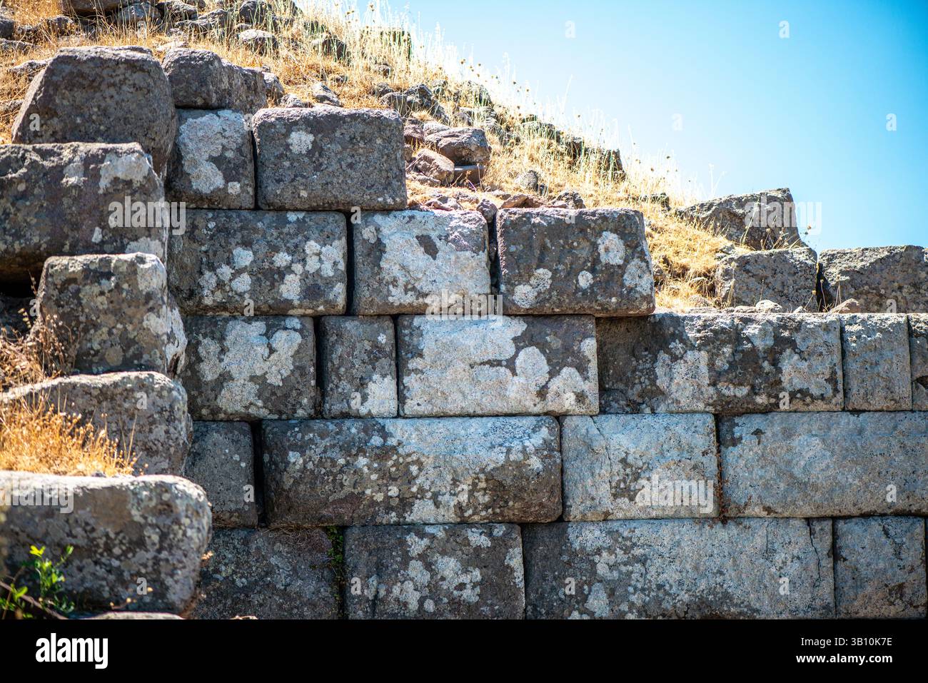 Una vista ravvicinata delle mura in pietra e delle parti strutturali di un antico anfiteatro, che mette in risalto la grandezza e la bellezza duratura del classico Foto Stock