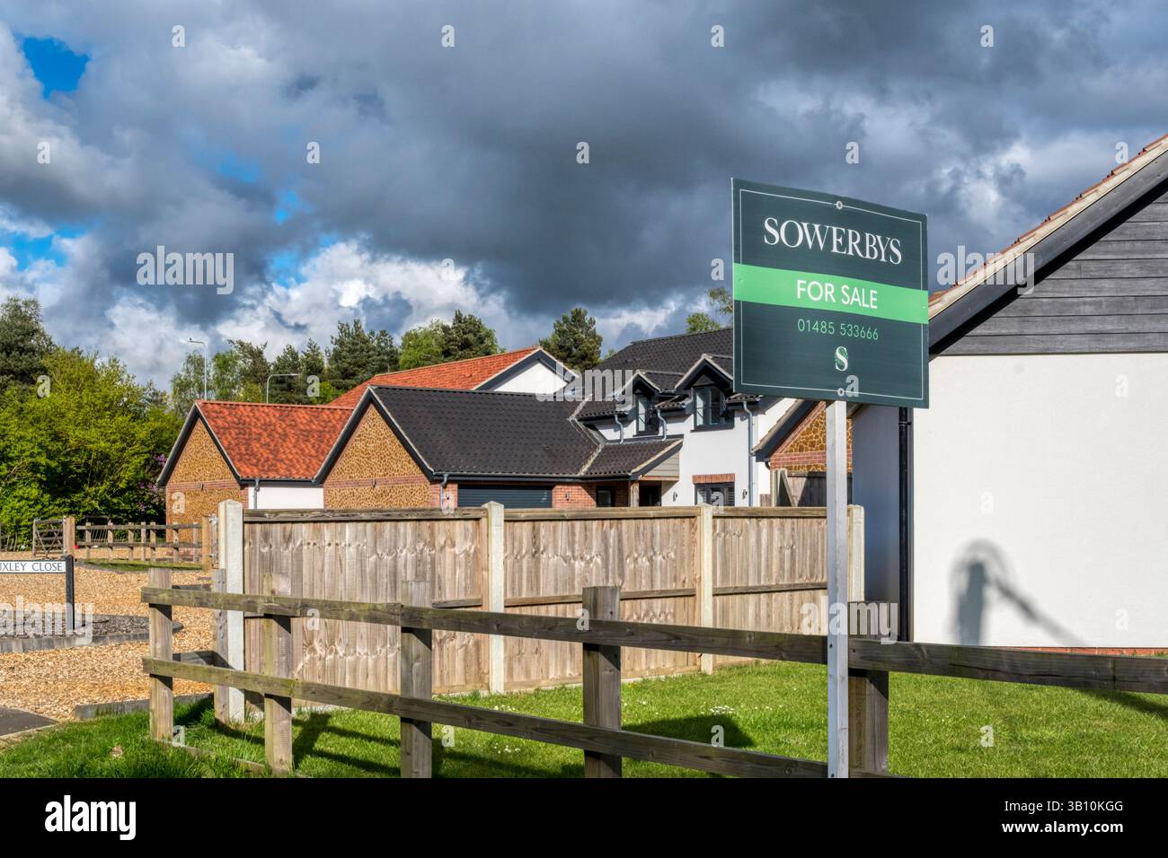Cartello in vendita accanto a nuovi alloggi rurali a Norfolk. Foto Stock