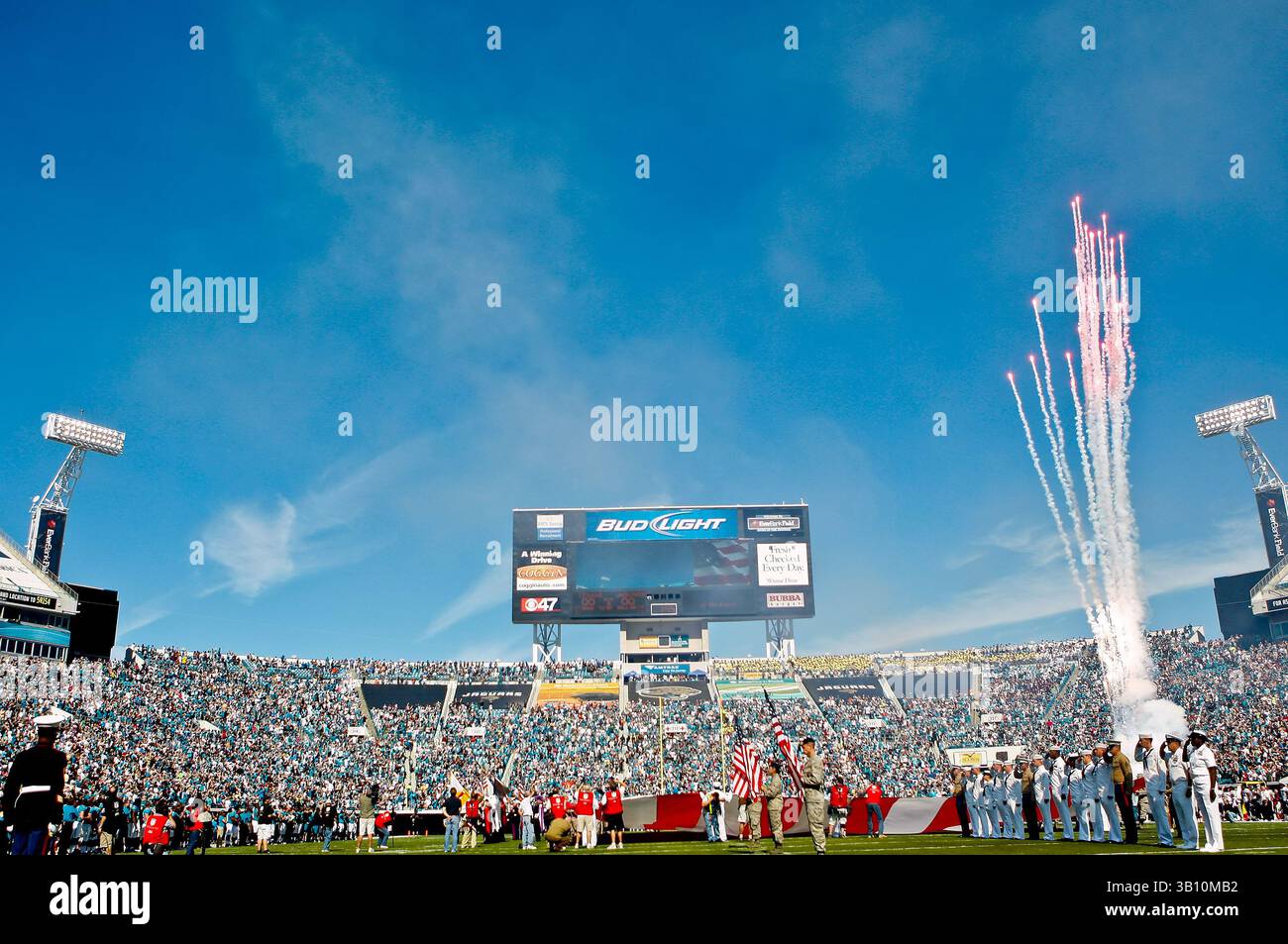 14 novembre 2010: I festeggiamenti pre-partita mostrarono apprezzamento per le truppe militari prima dell'inizio dell'azione della AFC South Conference tra i Jacksonville Jaguars e gli Houston Texans all'EverBank Field di Jacksonville, Florida. (Immagine di credito: © Gray Quetti/Cal Sport Media/ZUMApress.com) Foto Stock