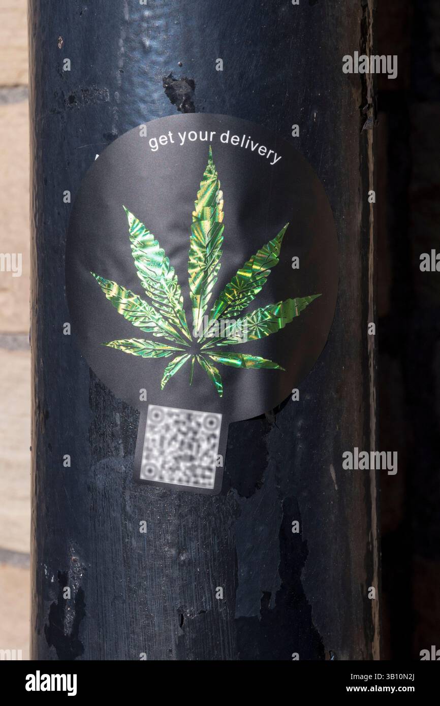 L'adesivo su un lampione di Bradford offre la consegna di Cannabis, ordinata tramite un codice QR (sfocato per rendere inoperativo la fotografia). Foto Stock