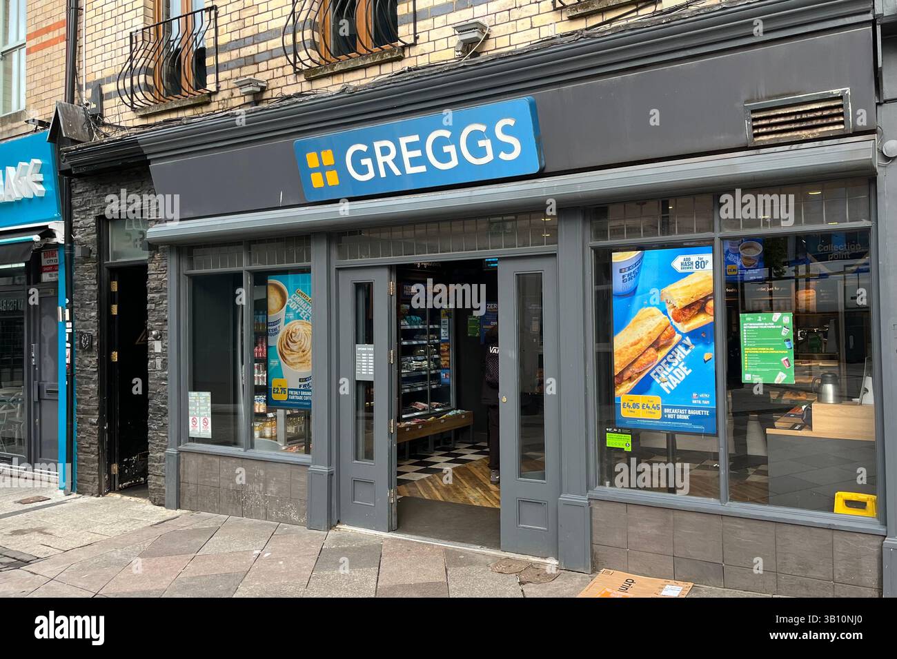 Greggs Storefront a Cardiff, Galles, Regno Unito. 24 aprile 2024. Foto Stock