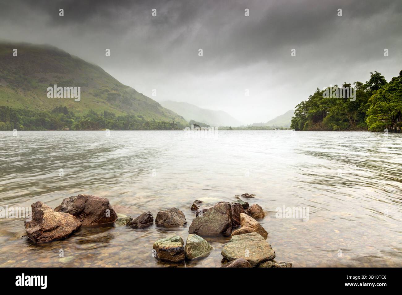 la giornata fredda e umida nella zona del lago si fonde per terra, colline e nebbia sullo sfondo tenui colori pastello Foto Stock