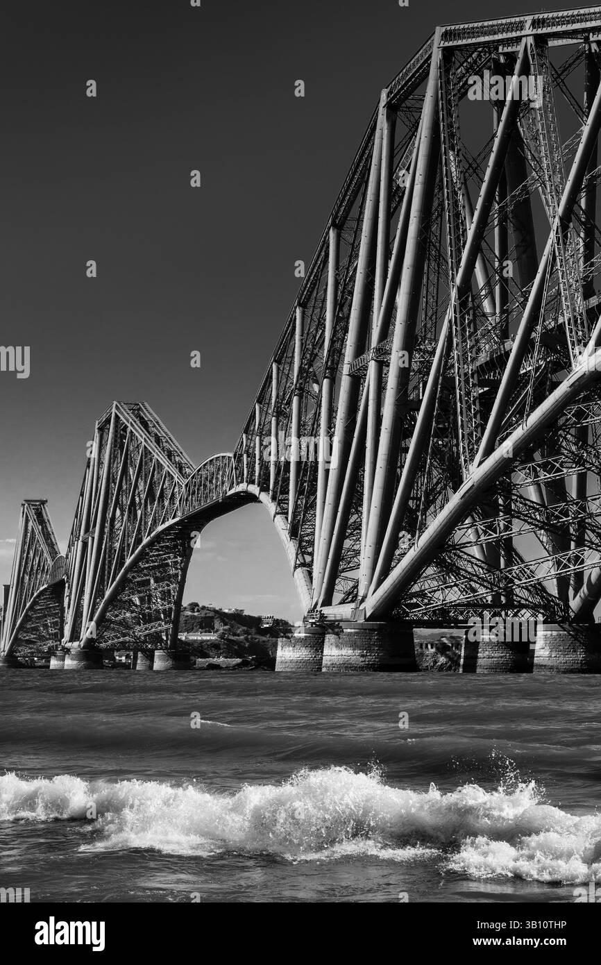 Firth of Forth rail bridge, cielo profondo bianco e nero, illuminazione perfetta Foto Stock