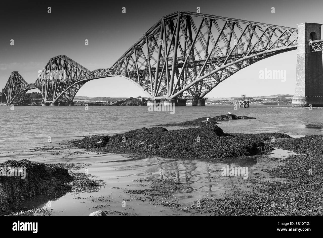 Firth of Forth rail bridge, cielo profondo bianco e nero, illuminazione perfetta Foto Stock
