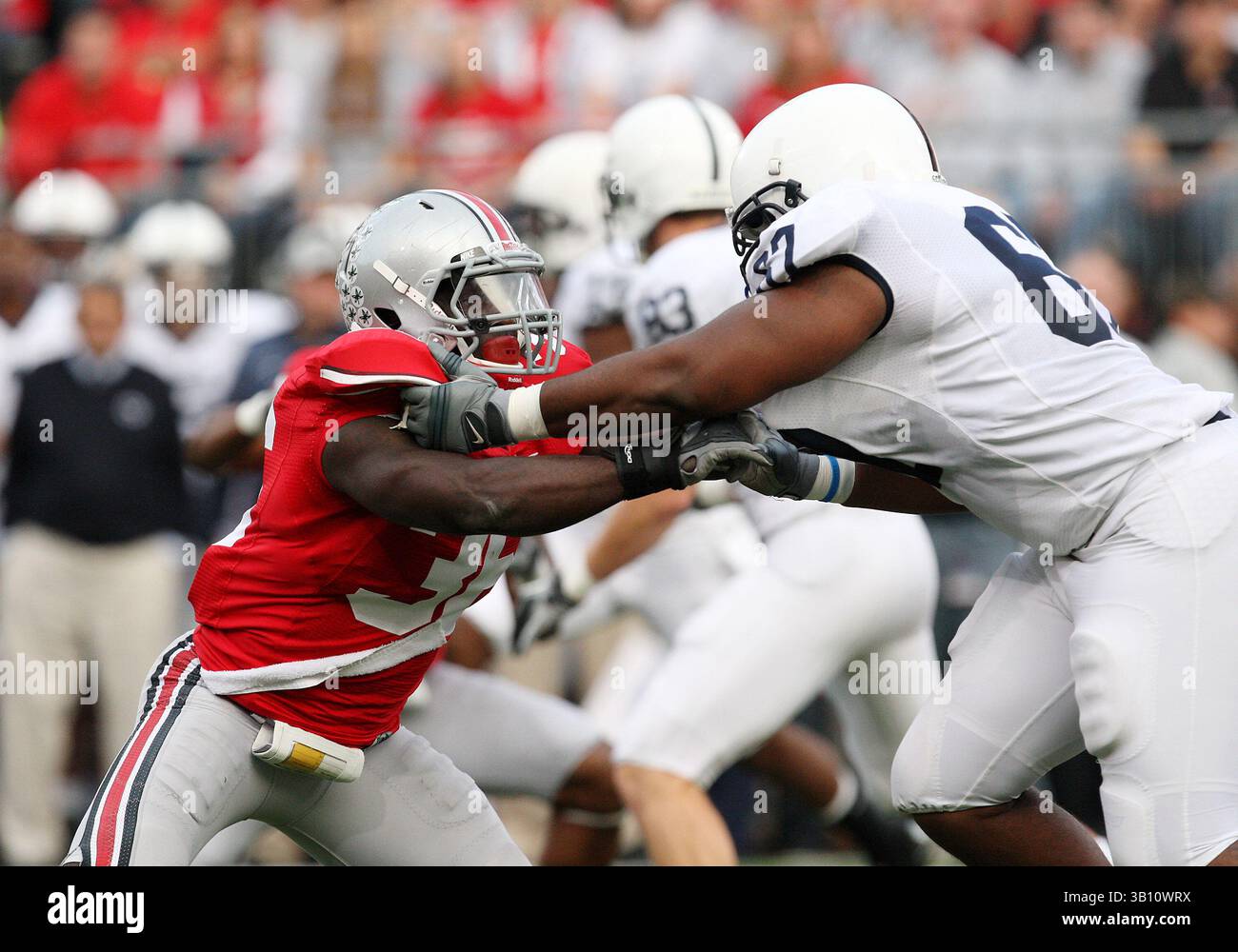13 novembre 2010: N. 36 Brian Rolle degli Ohio State Buckeyes che cercano di uscire dal suo isolato contro i Penn State Nittany Lions. L'Ohio State ha battuto la Penn State 38-14 all'Ohio Stadium di Columbus, Ohio. (Immagine di credito: © Greg Ashman/Cal Sport Media/ZUMApress.com) Foto Stock