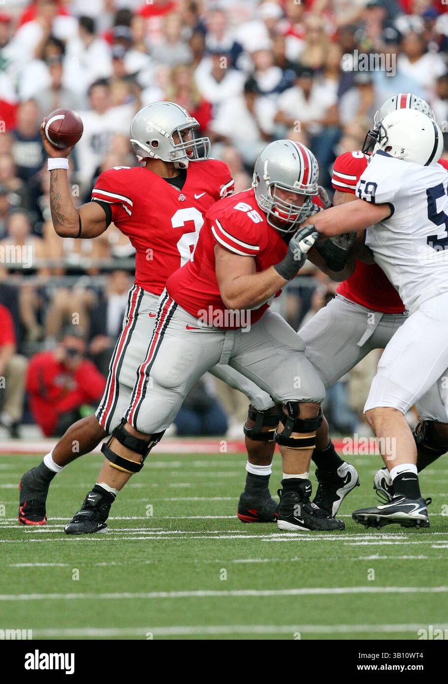 13 novembre 2010: N. 65 Justin Boren degli Ohio State Buckeyes che blocca la difesa contro i Penn State Nittany Lions. L'Ohio State ha battuto la Penn State 38-14 all'Ohio Stadium di Columbus, Ohio. (Immagine di credito: © Greg Ashman/Cal Sport Media/ZUMApress.com) Foto Stock
