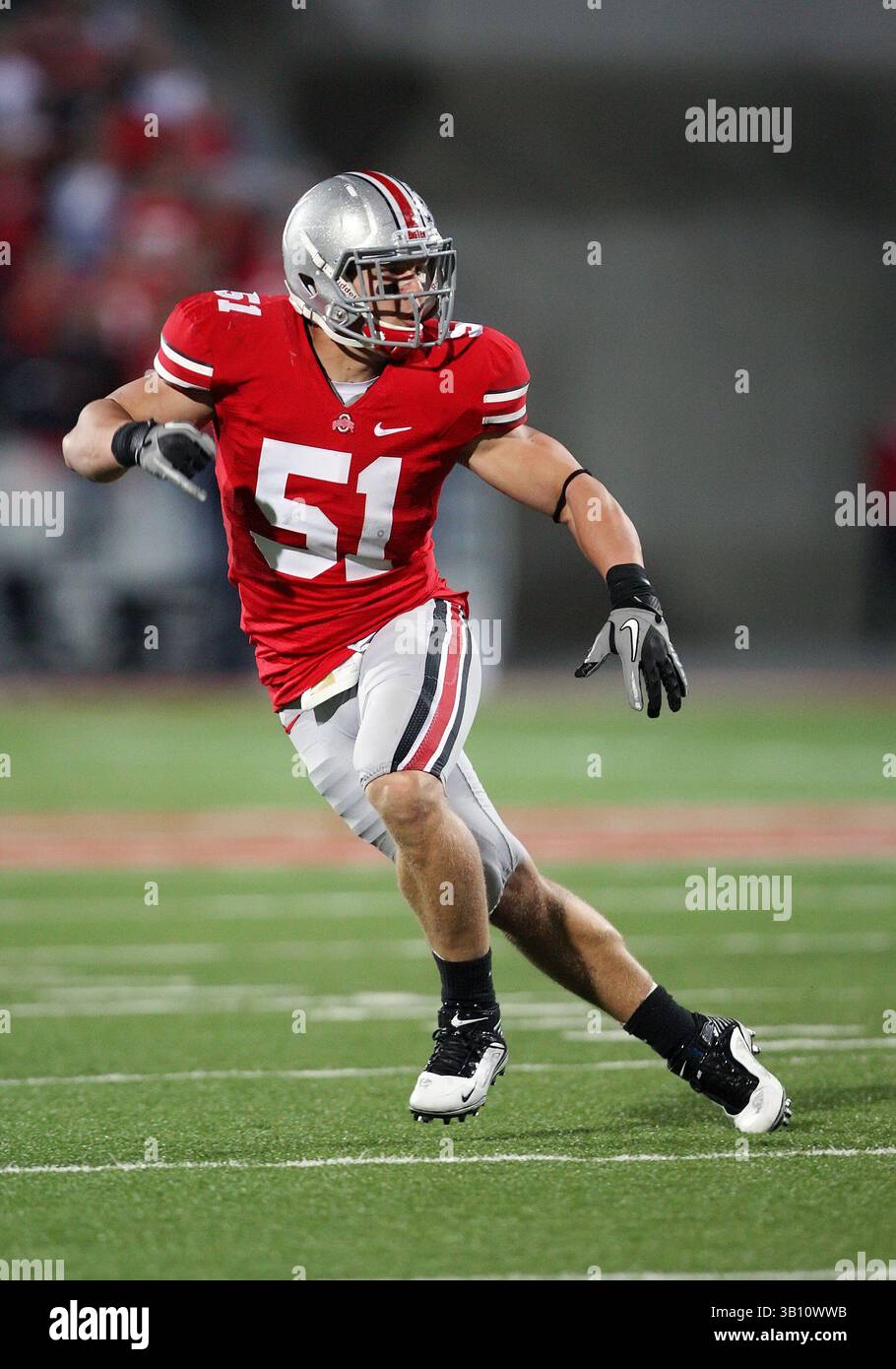 13 novembre 2010: N. 51 Ross Homan dei Ohio State Buckeyes cade in copertura contro i Penn State Nittany Lions. L'Ohio State ha battuto la Penn State 38-14 all'Ohio Stadium di Columbus, Ohio. (Immagine di credito: © Greg Ashman/Cal Sport Media/ZUMApress.com) Foto Stock