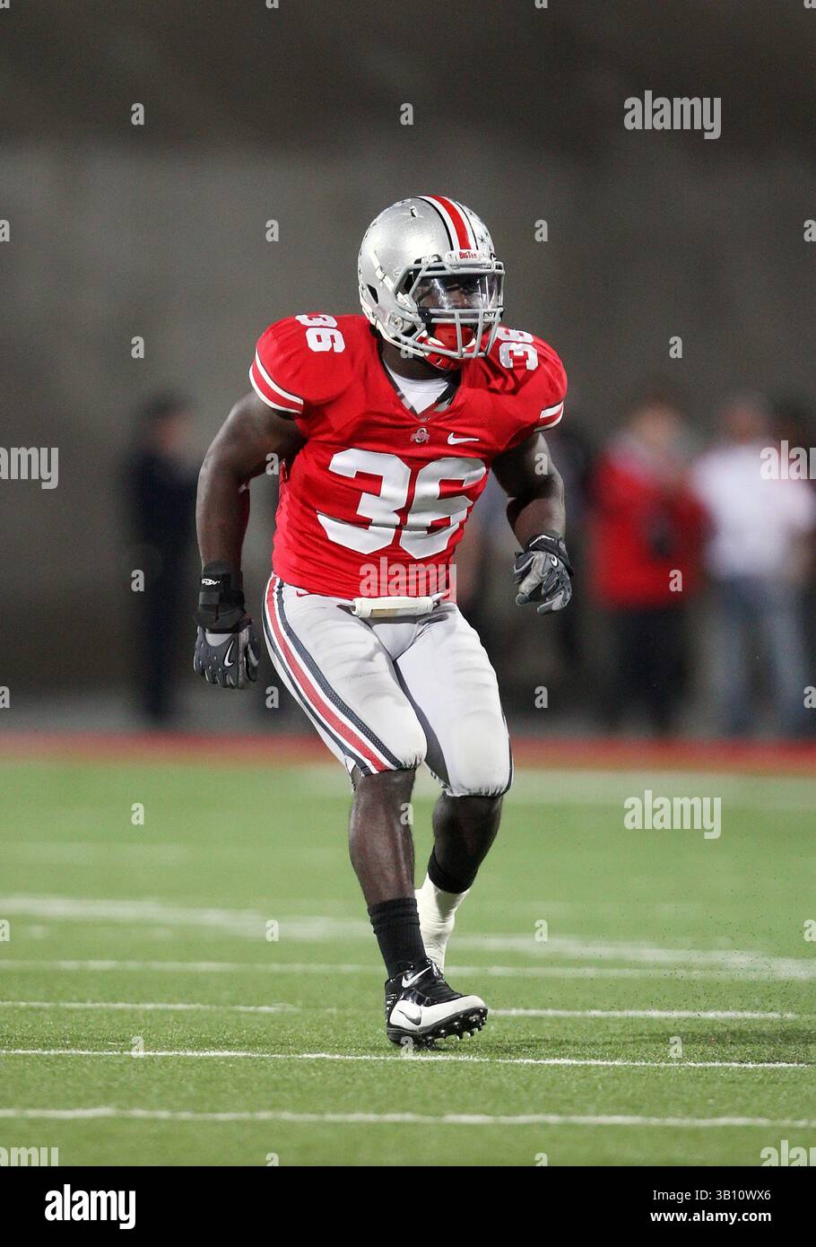 13 novembre 2010: Il n. 36 Brian Rolle dei Ohio State Buckeyes arriva in copertura contro i Penn State Nittany Lions. L'Ohio State ha battuto la Penn State 38-14 all'Ohio Stadium di Columbus, Ohio. (Immagine di credito: © Greg Ashman/Cal Sport Media/ZUMApress.com) Foto Stock