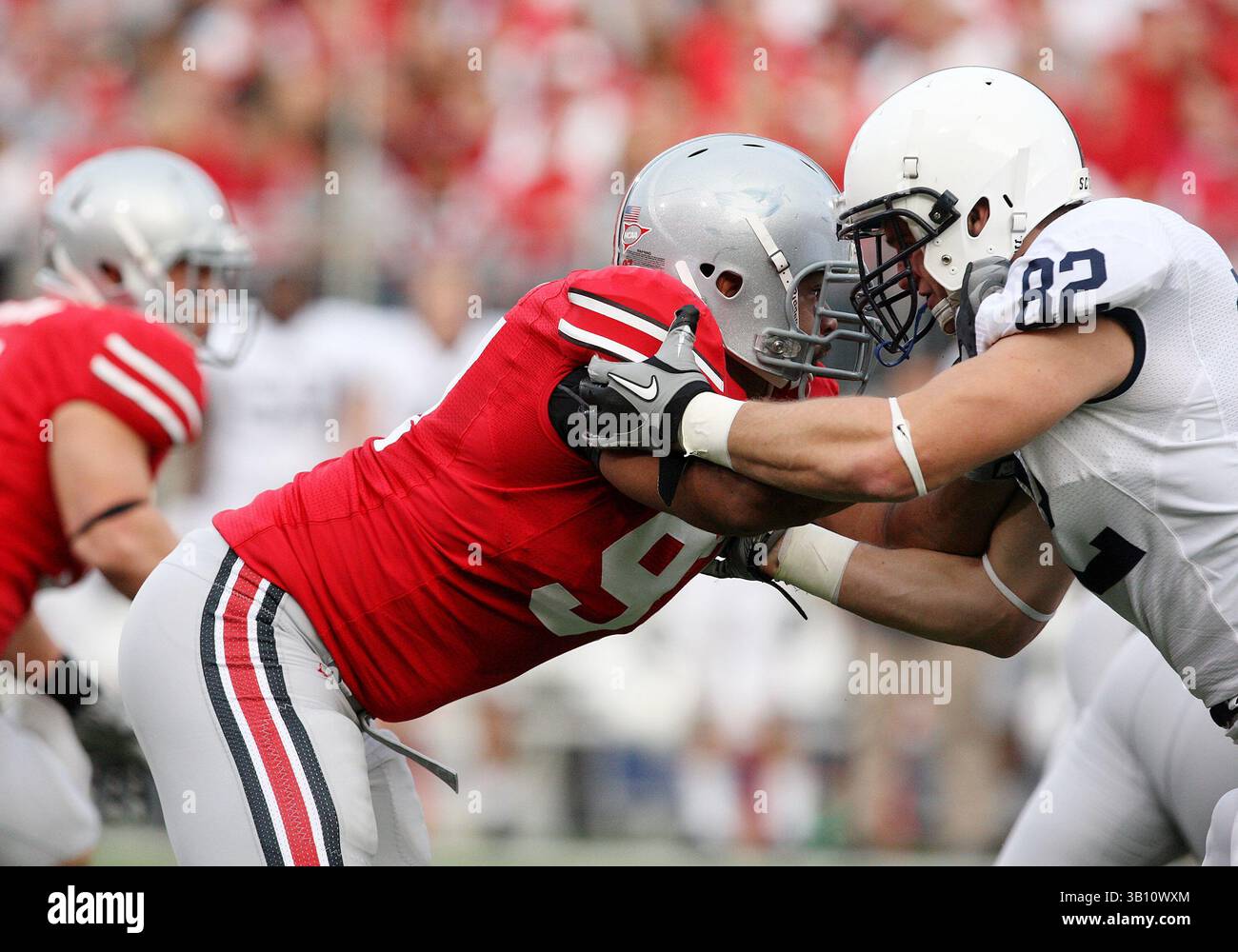 13 novembre 2010: N. 97 Cameron Heyward degli Ohio State Buckeyes corse il quarterback contro i Penn State Nittany Lions. L'Ohio State ha battuto la Penn State 38-14 all'Ohio Stadium di Columbus, Ohio. (Immagine di credito: © Greg Ashman/Cal Sport Media/ZUMApress.com) Foto Stock