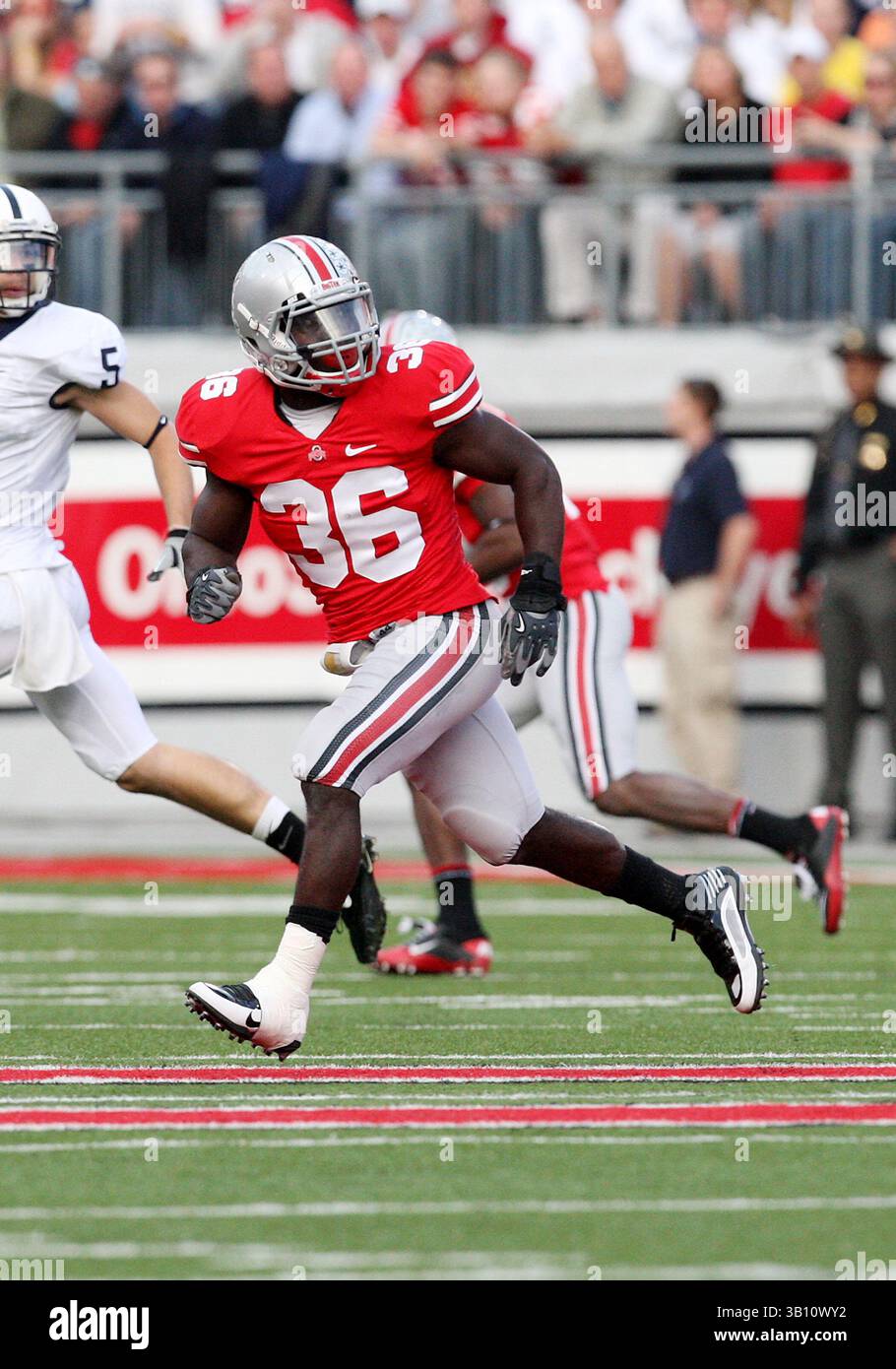 13 novembre 2010: N. 36 Brian Rolle degli Ohio State Buckeyes che corre per la copertura contro i Penn State Nittany Lions. L'Ohio State ha battuto la Penn State 38-14 all'Ohio Stadium di Columbus, Ohio. (Immagine di credito: © Greg Ashman/Cal Sport Media/ZUMApress.com) Foto Stock
