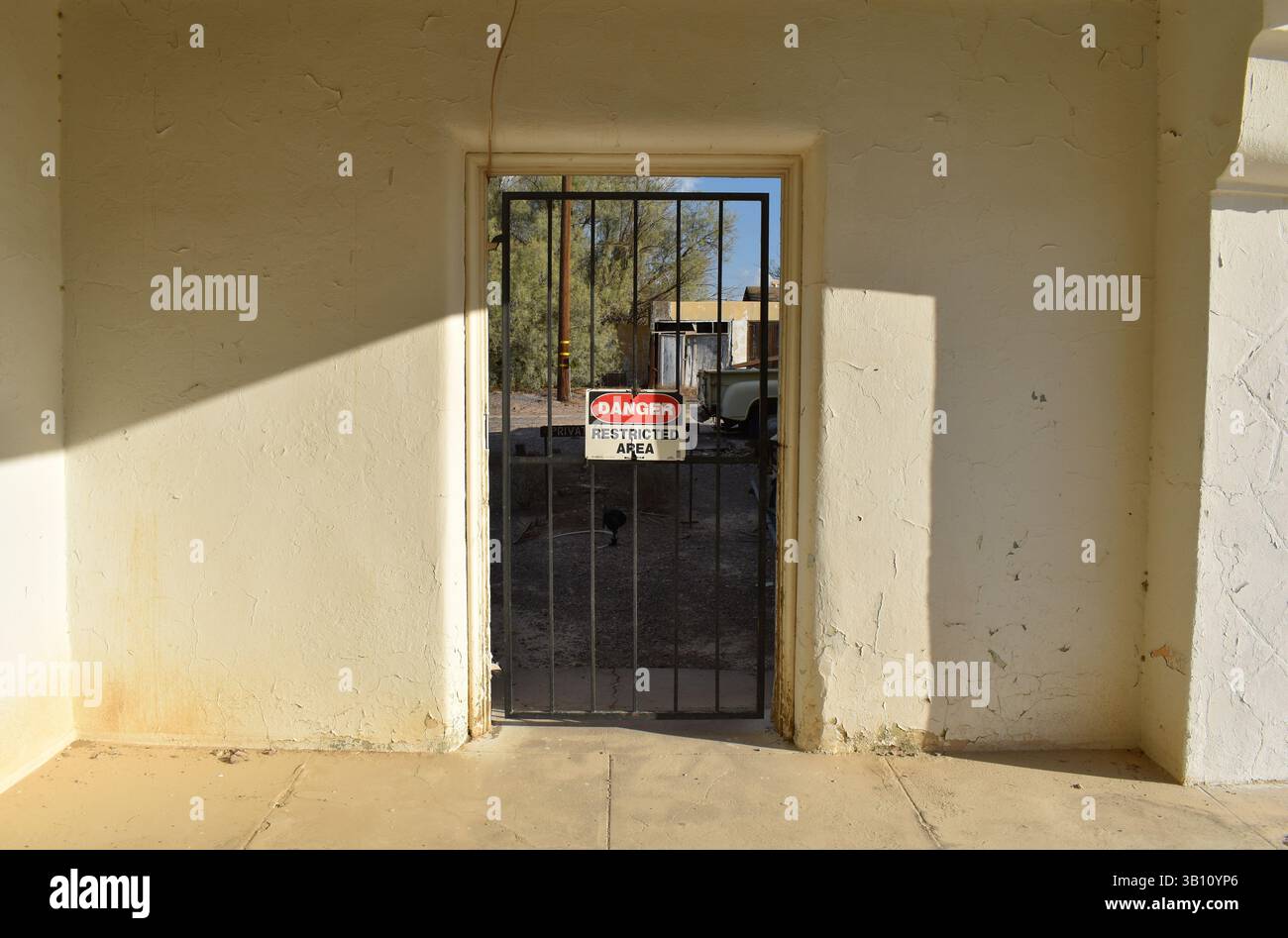 Vecchie e arrugginite strutture agricole nel deserto della California, negli Stati Uniti, che catturano il decadimento rurale e paesaggi aridi abbandonati. Foto Stock