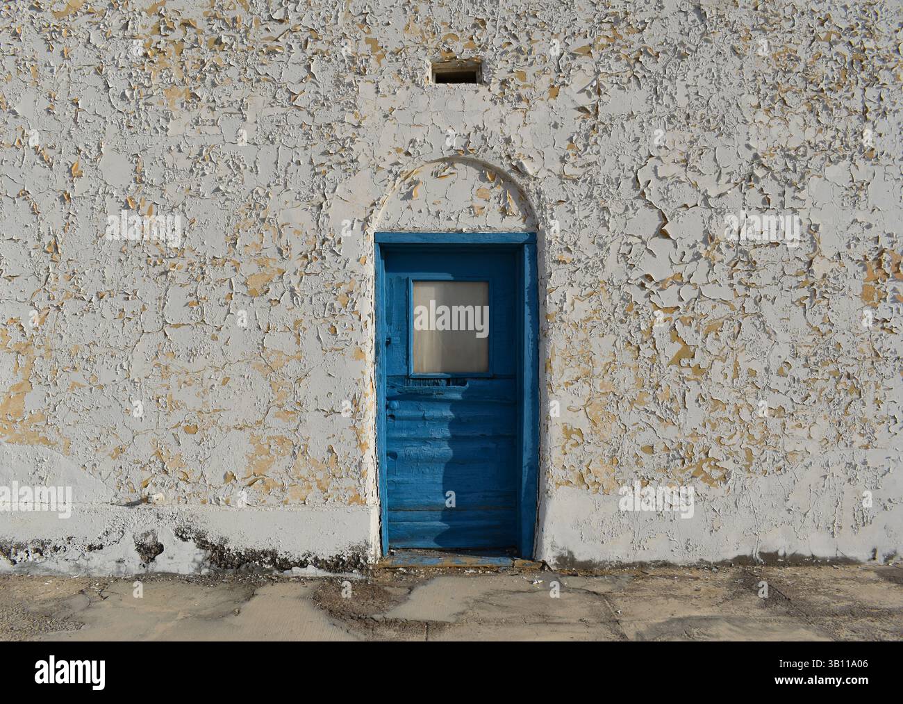 Vecchie e arrugginite strutture agricole nel deserto della California, negli Stati Uniti, che catturano il decadimento rurale e paesaggi aridi abbandonati. Foto Stock