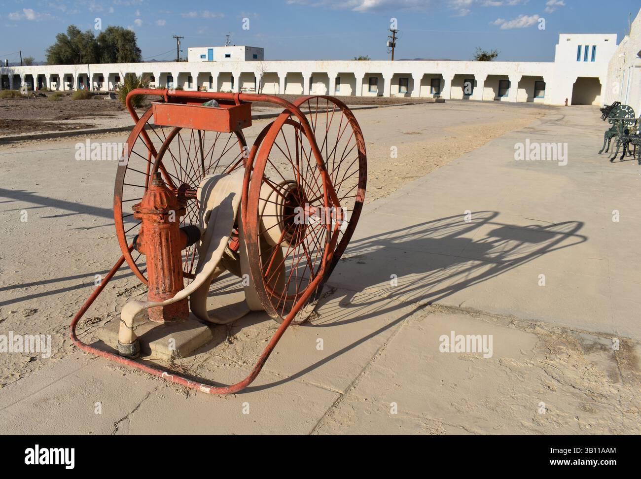 Vecchie e arrugginite strutture agricole nel deserto della California, negli Stati Uniti, che catturano il decadimento rurale e paesaggi aridi abbandonati. Foto Stock