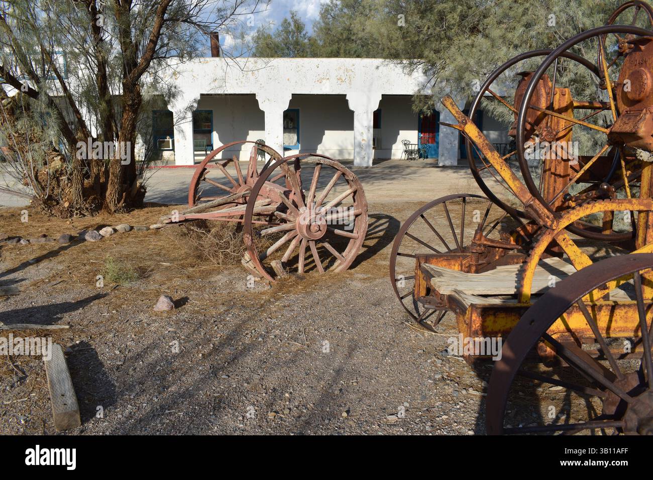 Vecchie e arrugginite strutture agricole nel deserto della California, negli Stati Uniti, che catturano il decadimento rurale e paesaggi aridi abbandonati. Foto Stock