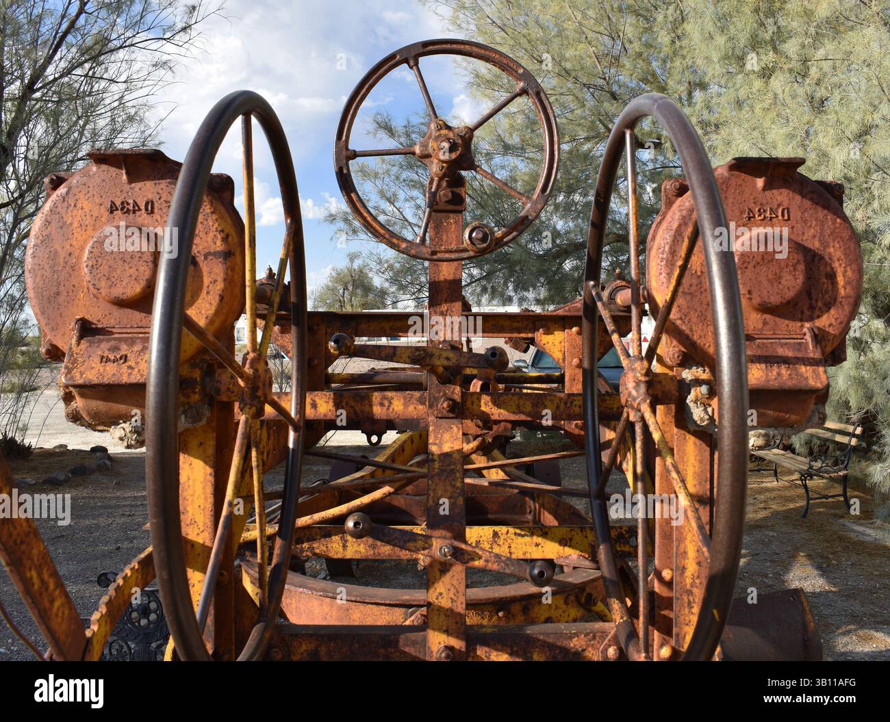 Vecchie e arrugginite strutture agricole nel deserto della California, negli Stati Uniti, che catturano il decadimento rurale e paesaggi aridi abbandonati. Foto Stock