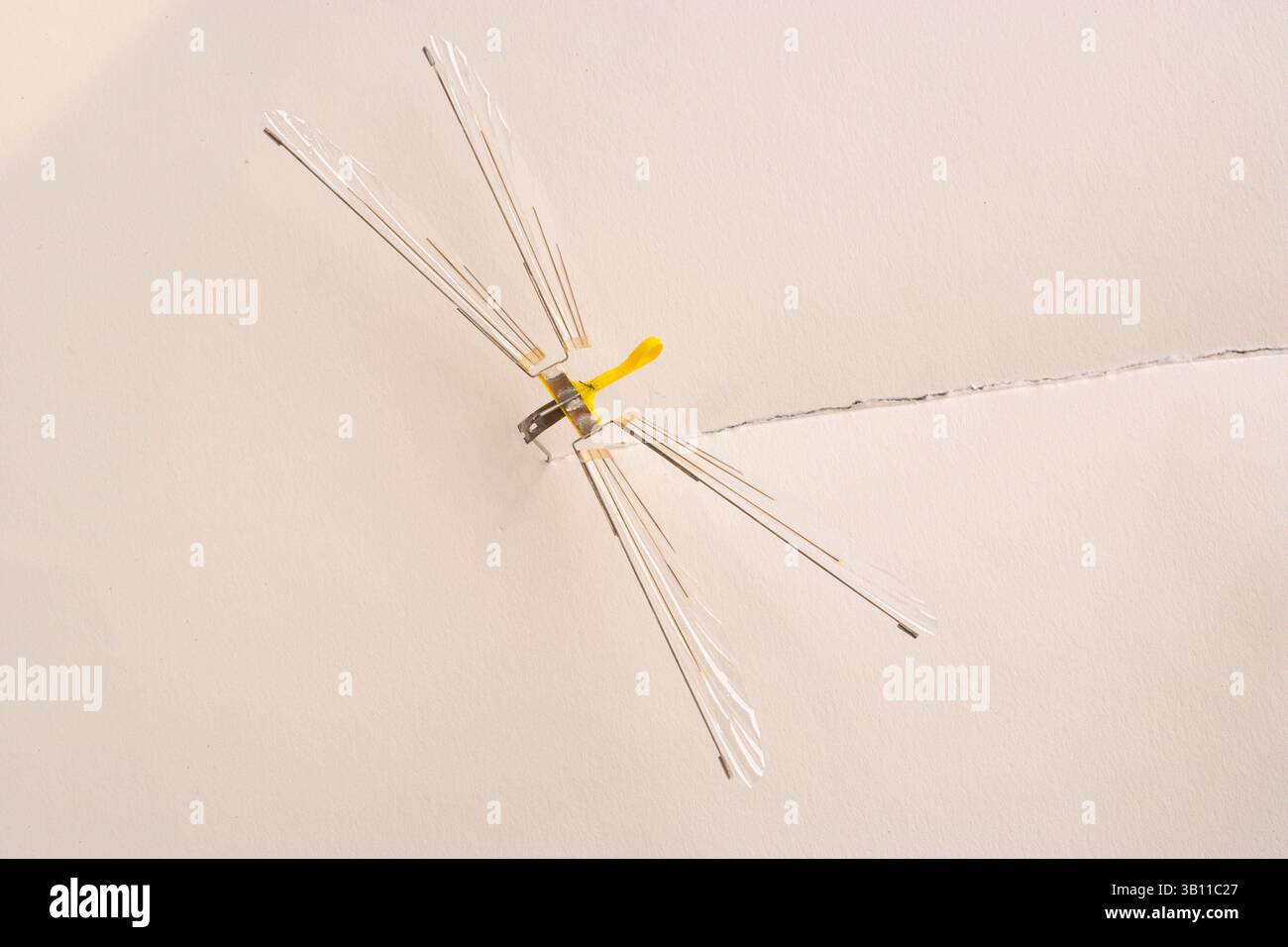 9 marzo 2007 - Langley, Virginia, Stati Uniti - Dragonfly Insectothopter in mostra al museo della CIA. Sviluppato dall'Ufficio di ricerca e sviluppo della CIA negli anni '1970, questo micro veicolo aereo senza equipaggio (UAV) è stato il primo volo di un veicolo aereo delle dimensioni di insetti (Insectothopter). Si trattava di un'iniziativa per esplorare il concetto di raccolta di informazioni da piattaforme miniaturizzate. (Immagine di credito: © Cameron Davidson/Central Intelligence Agency/ZUMAPRESS.com) Foto Stock