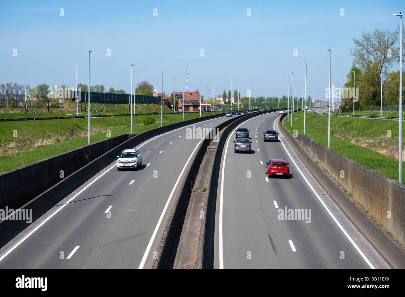 La strada nazionale N 32 a Menen, Fiandre occidentali, Belgio, 11 aprile 2025 Foto Stock