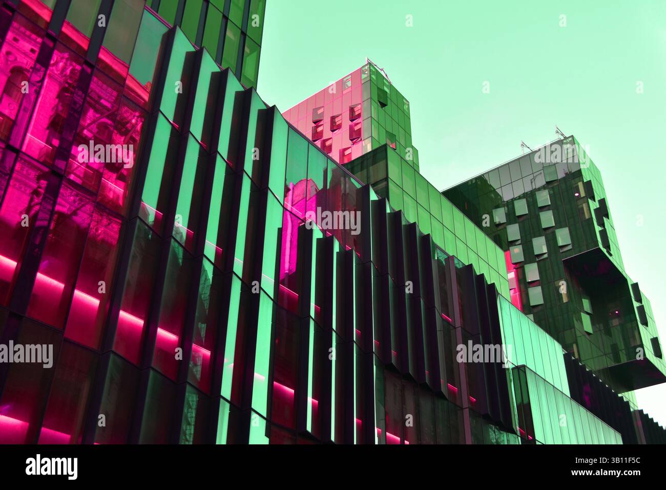 Alti edifici per uffici nel quartiere finanziario con facciate in vetro Foto Stock