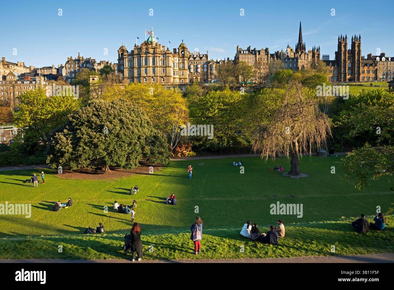 Princes Street Gardens, Edimburgo, Scozia, Regno Unito. 24 aprile 2025. Sole serale per coloro che si trovano nei giardini del centro città godendo di 11 gradi centigradi. Credito: Arch White/alamy notizie dal vivo. Foto Stock