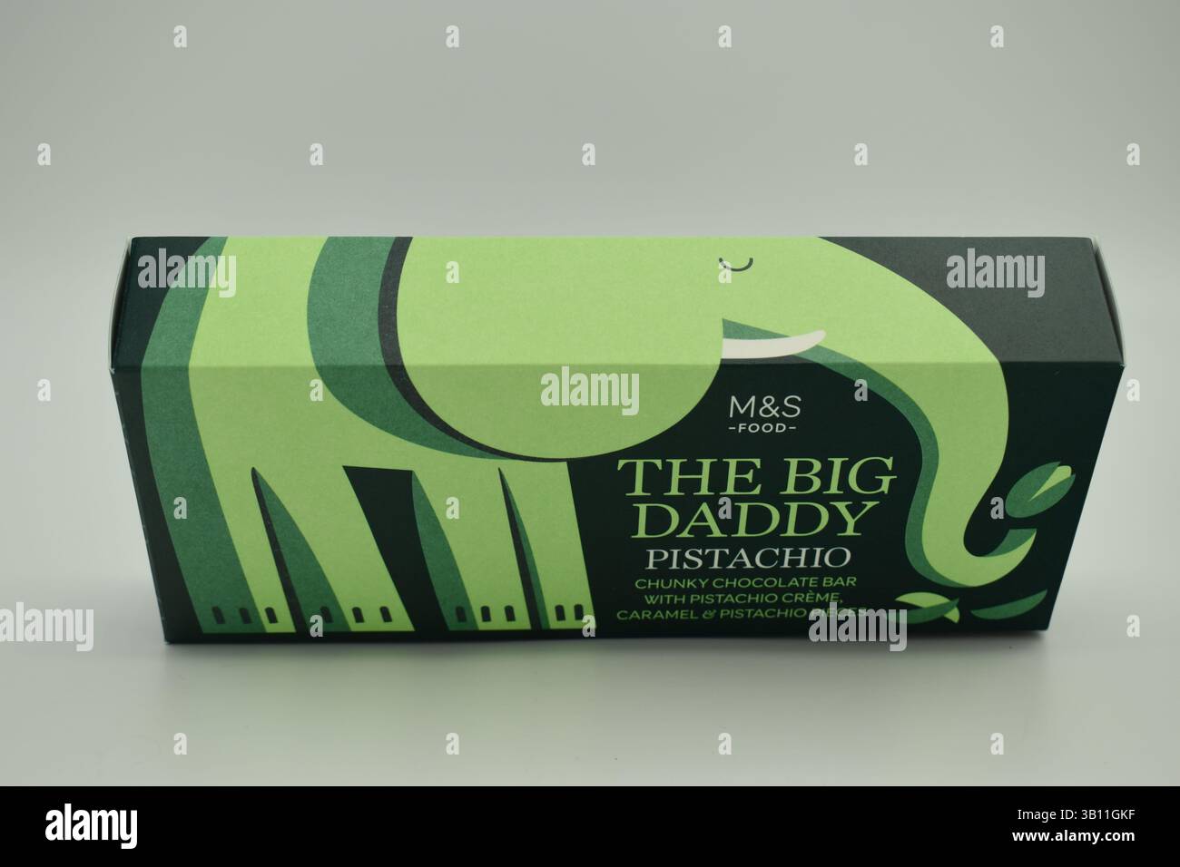 La barretta virale Big Daddy Pistachio Chunky Chocolate di Marks and Spencer, con spazio di copia. Foto Stock