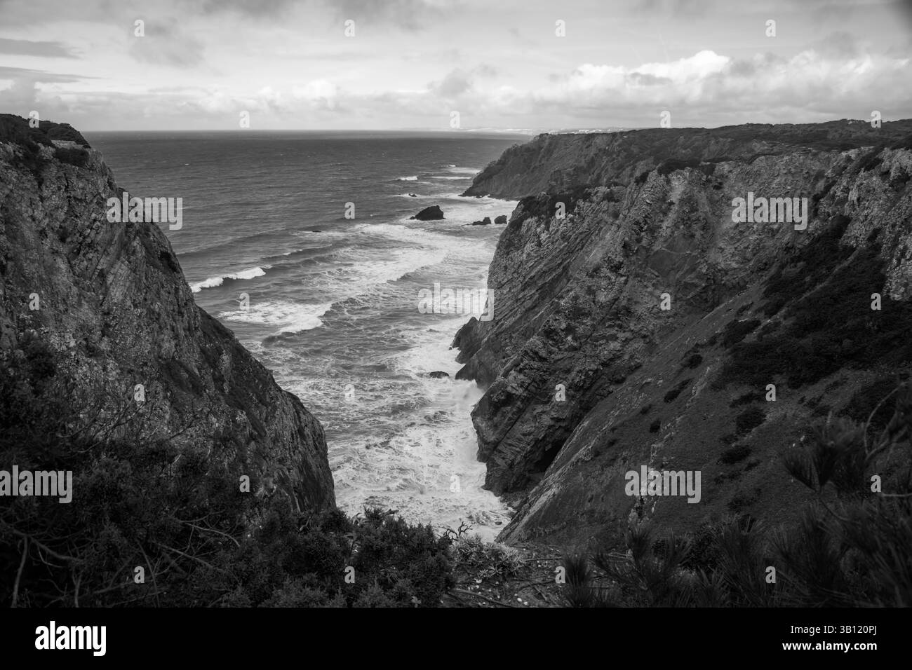 Vista panoramica dell'Oceano Atlantico dalle scogliere spettacolari di Cabo da Roca, Portogallo, il punto più occidentale d'Europa Foto Stock