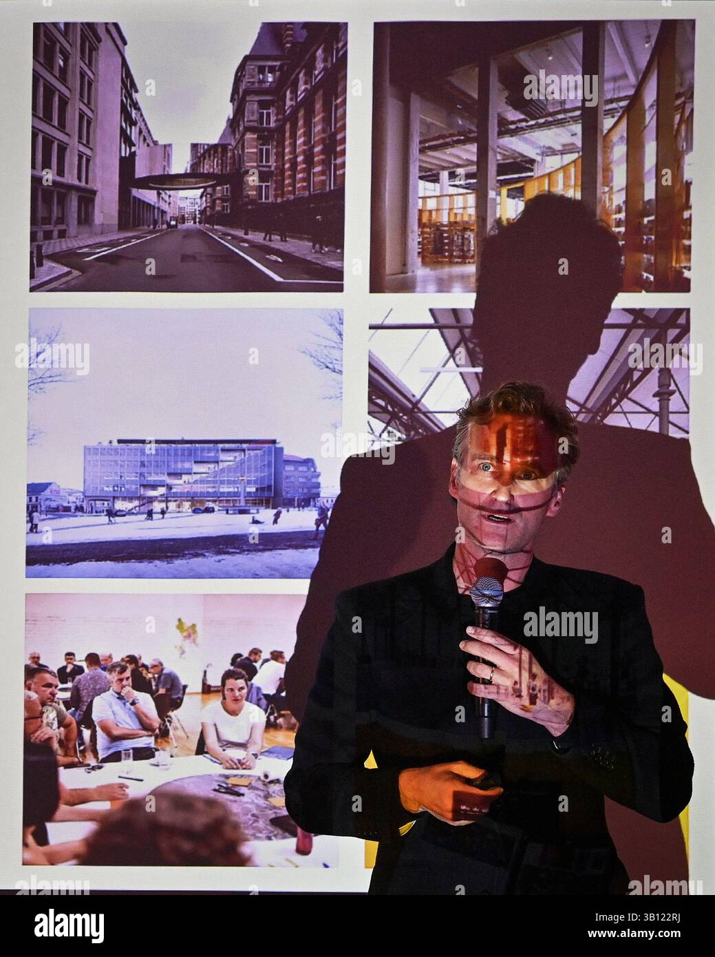 Opava, Repubblica Ceca. 24 aprile 2025. L'architetto belga David Van Severen parla in una presentazione di una proposta per l'ulteriore utilizzo dell'ex grande magazzino Breda, un edificio iconico dell'architetto Leopold Bauer, proprio nell'ex grande magazzino di Opava, Repubblica Ceca, il 24 aprile 2025. Crediti: Jaroslav Ozana/CTK Photo/Alamy Live News Foto Stock